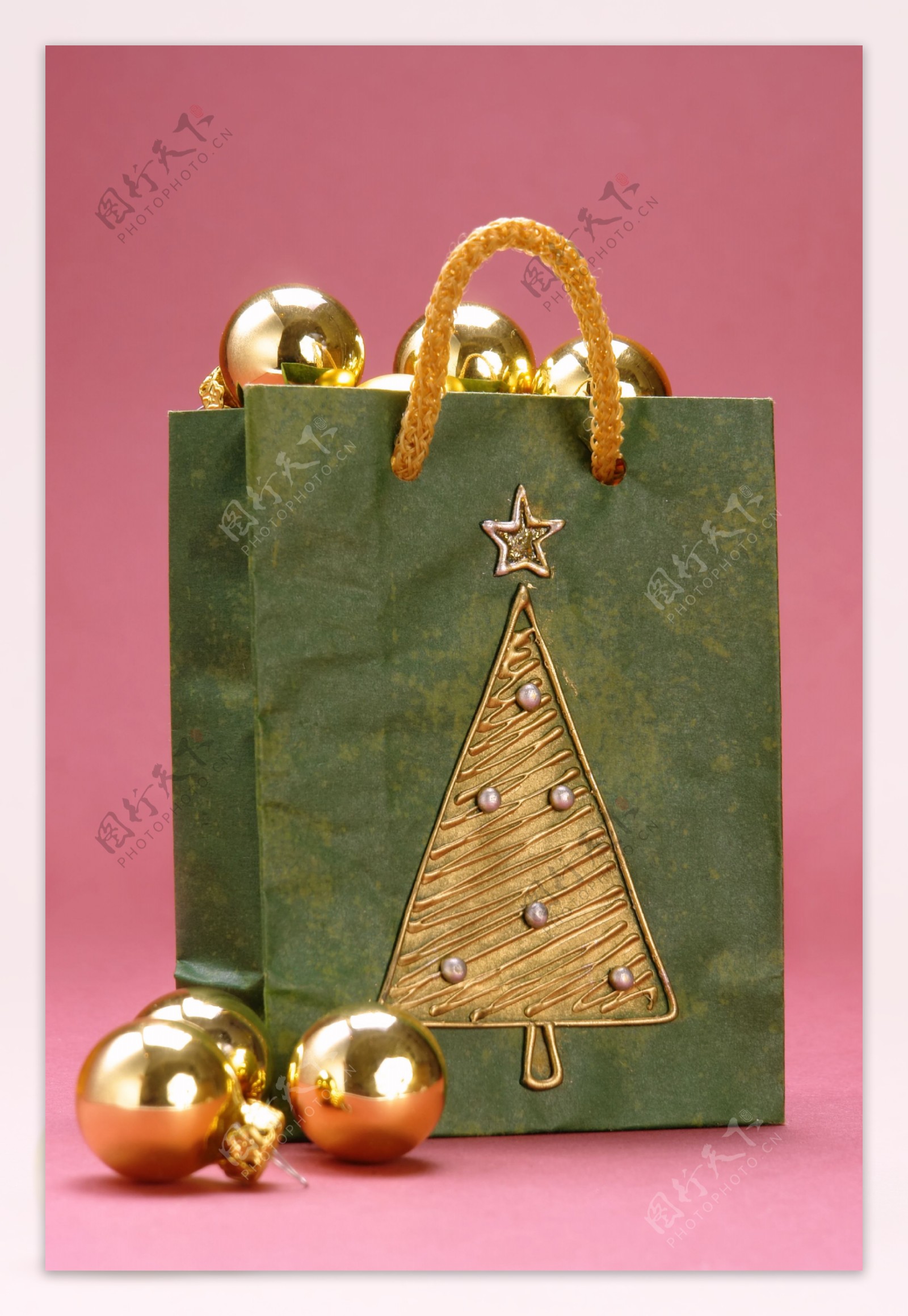 圣诞购物袋与彩球图片