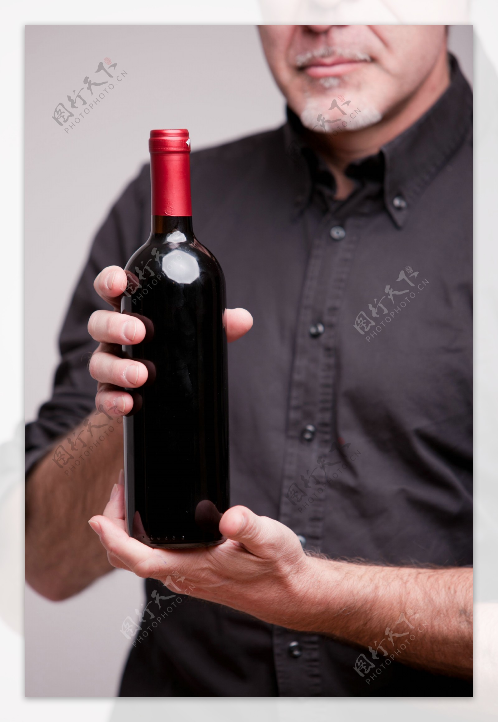 拿着红酒的中年男人图片