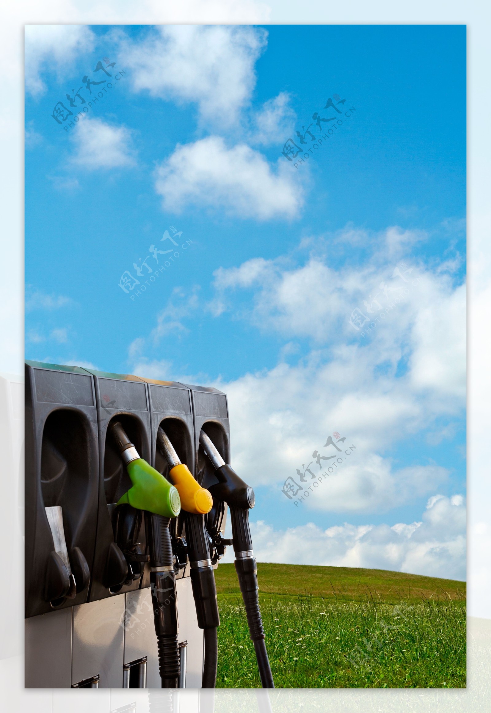 蓝天下草地上的加油站图片