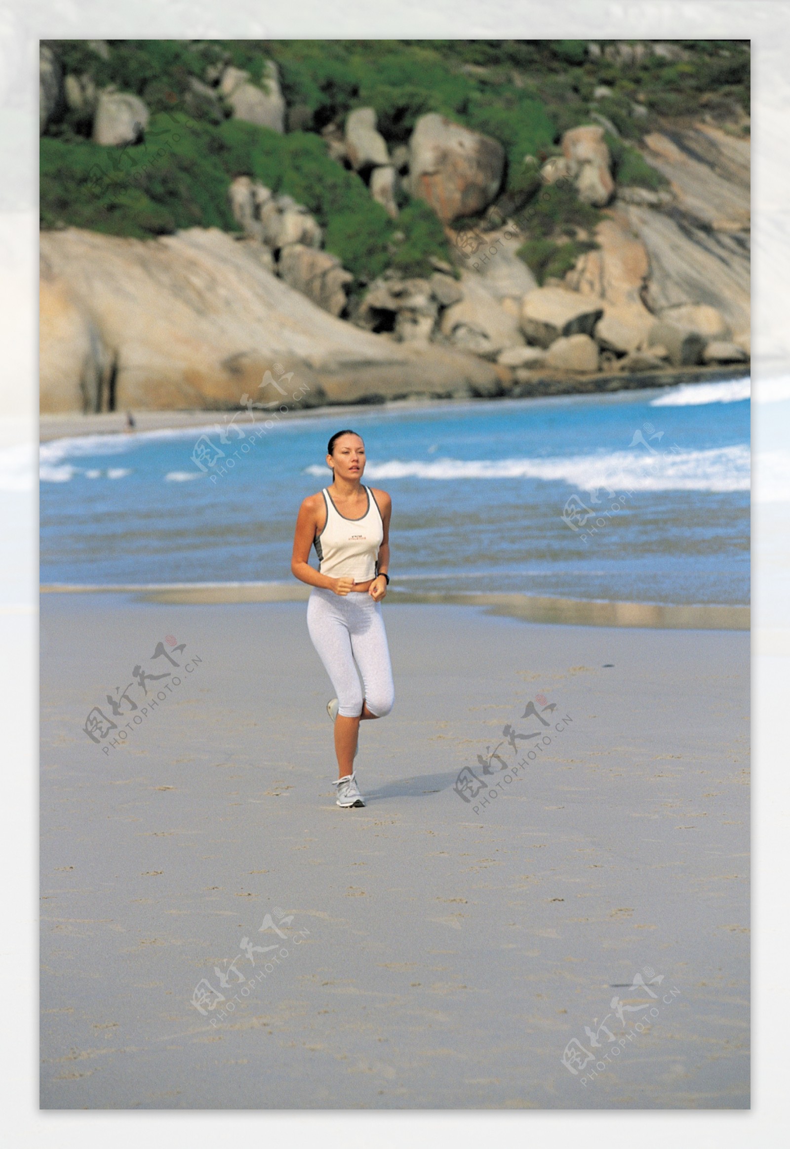 沙滩上跑步的美女图片