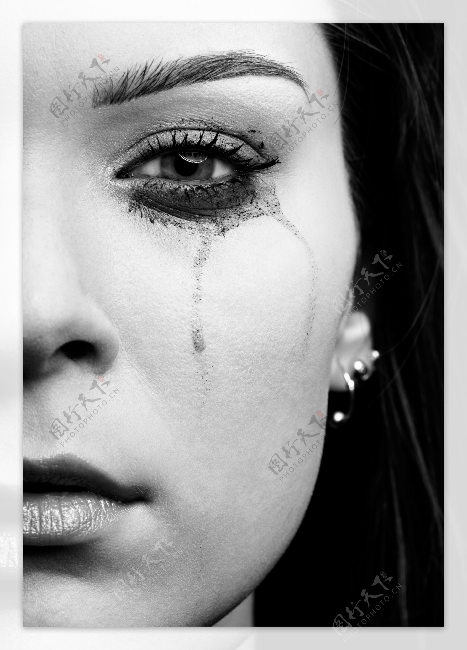 泪流满面的女人图片