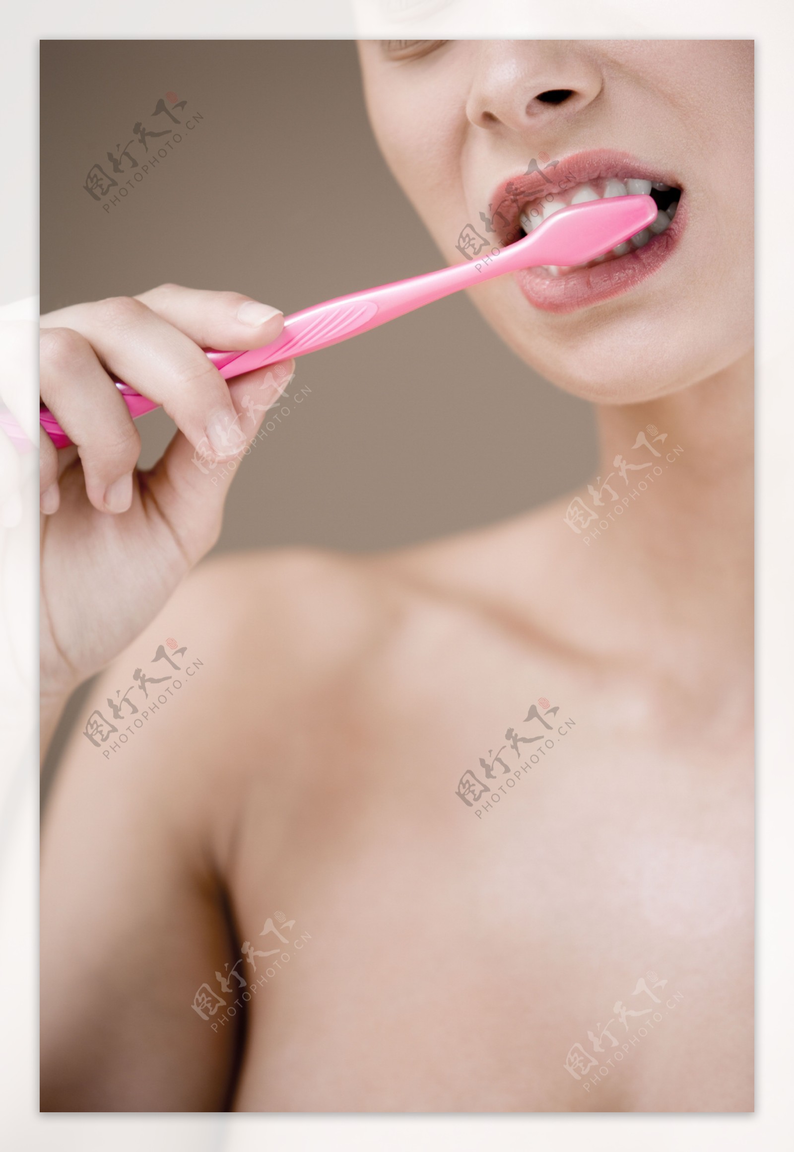 刷牙的SPA美容人物高清大图图片