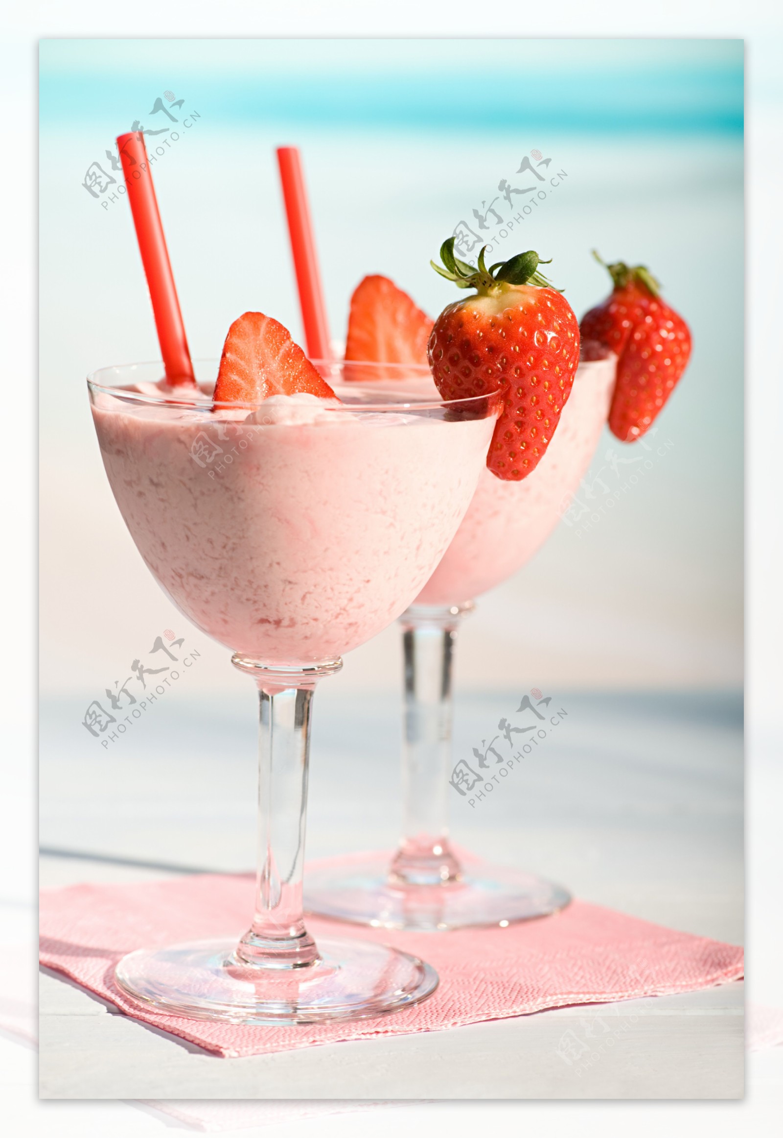 草莓鸡尾酒高脚杯图片