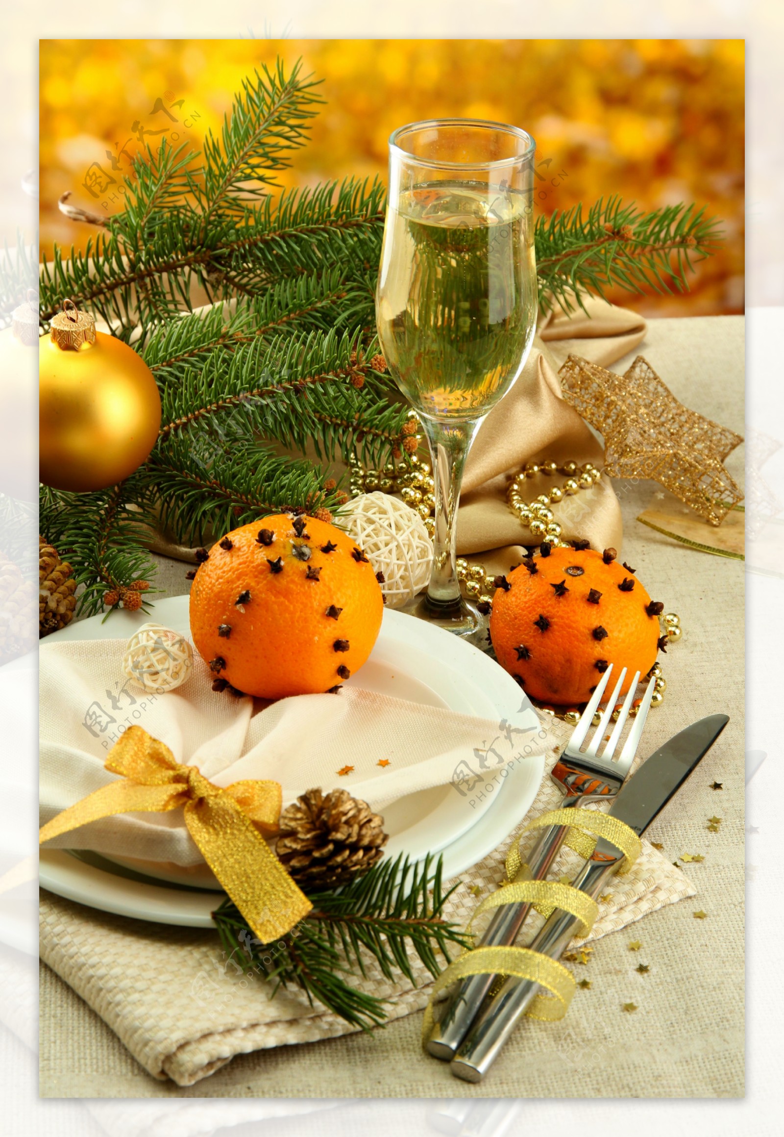 圣诞节上的餐具与树枝图片