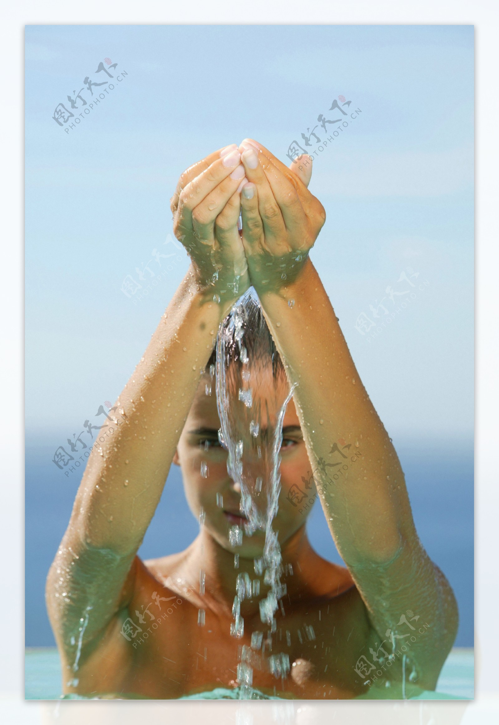 玩水的女人图片