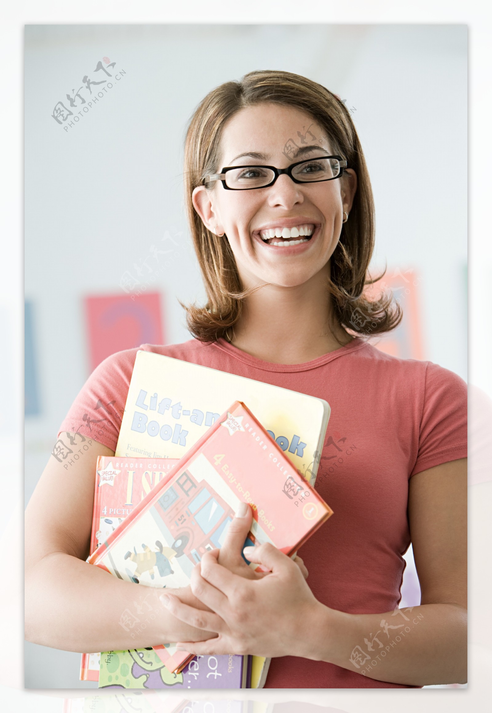 抱着课本微笑的外国女老师高清素材图片
