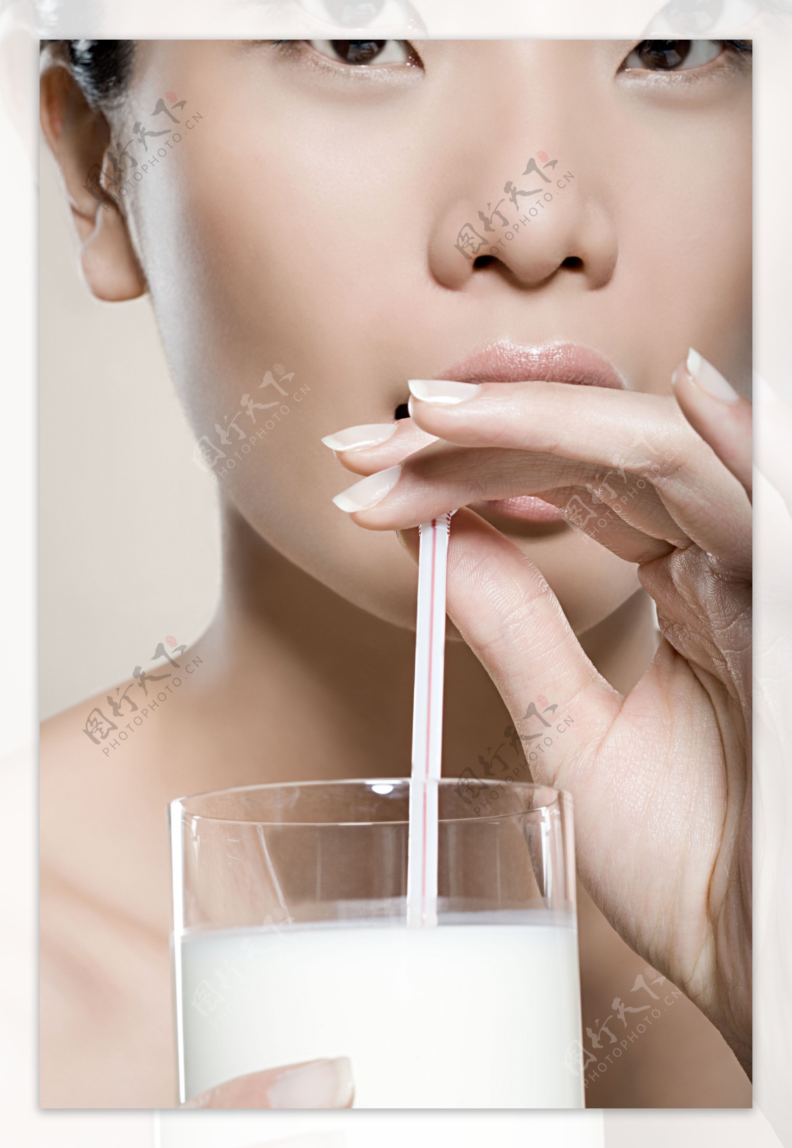美女用吸管喝牛奶图片