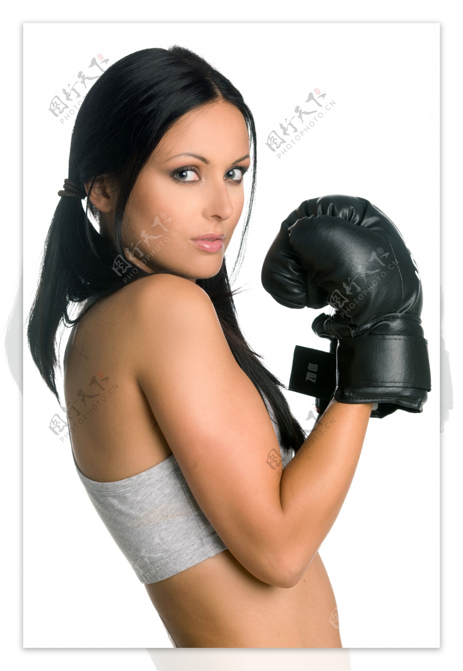 戴黑色拳手套的健身美女图片
