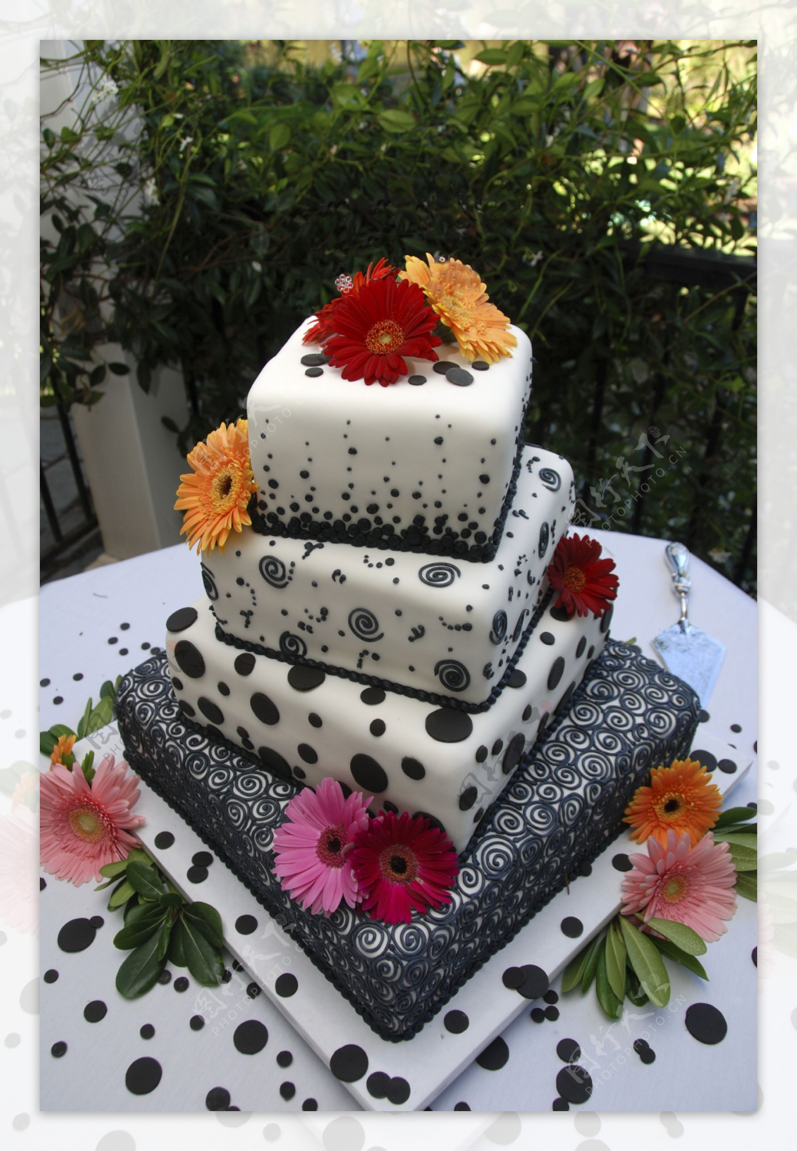鲜花和方形蛋糕图片