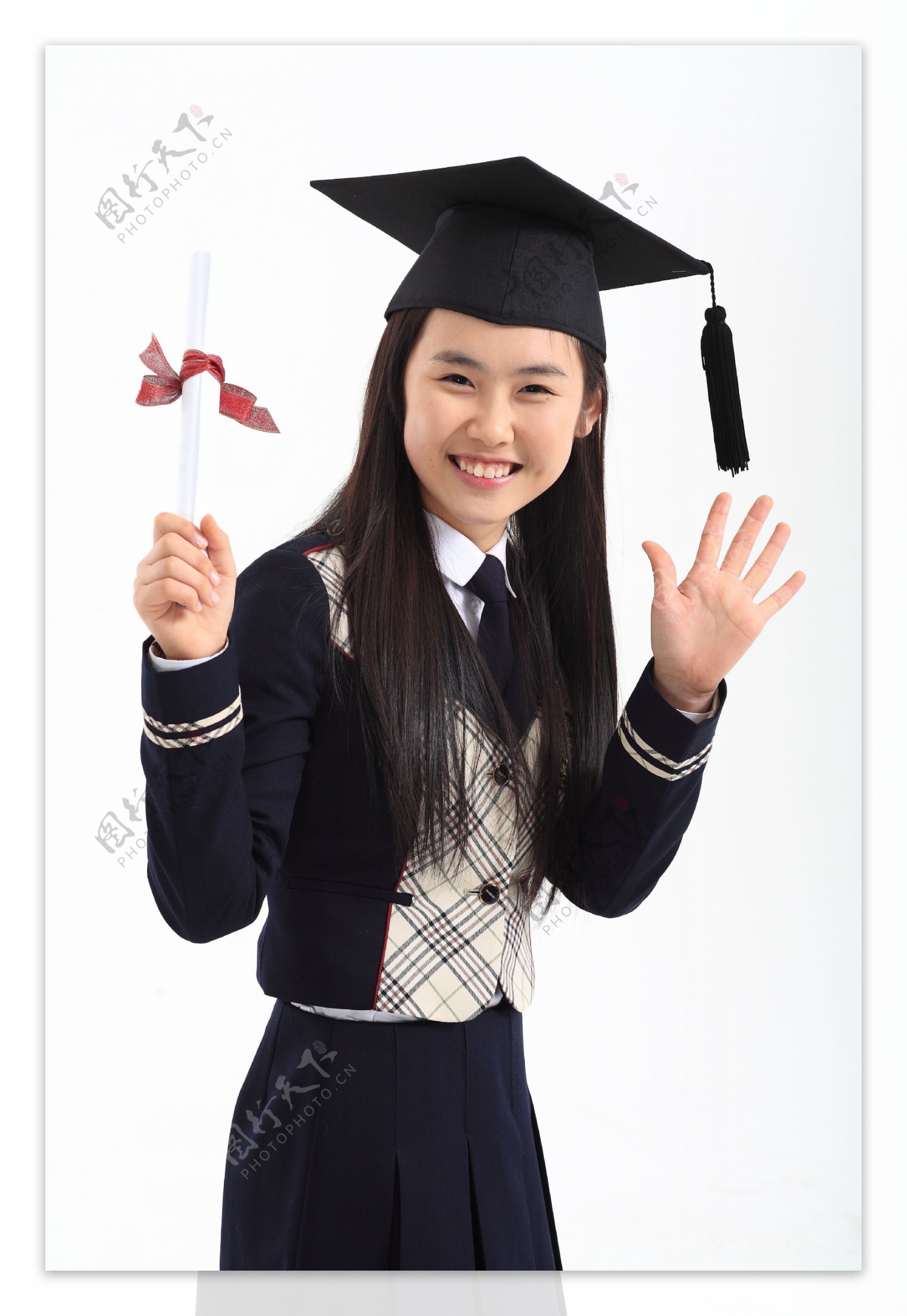戴着博士帽举着证书的开心女孩图片图片
