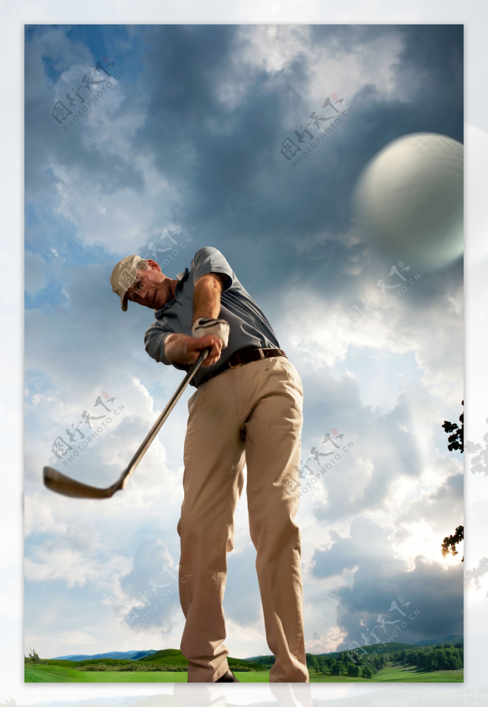 打高尔夫球男人图片
