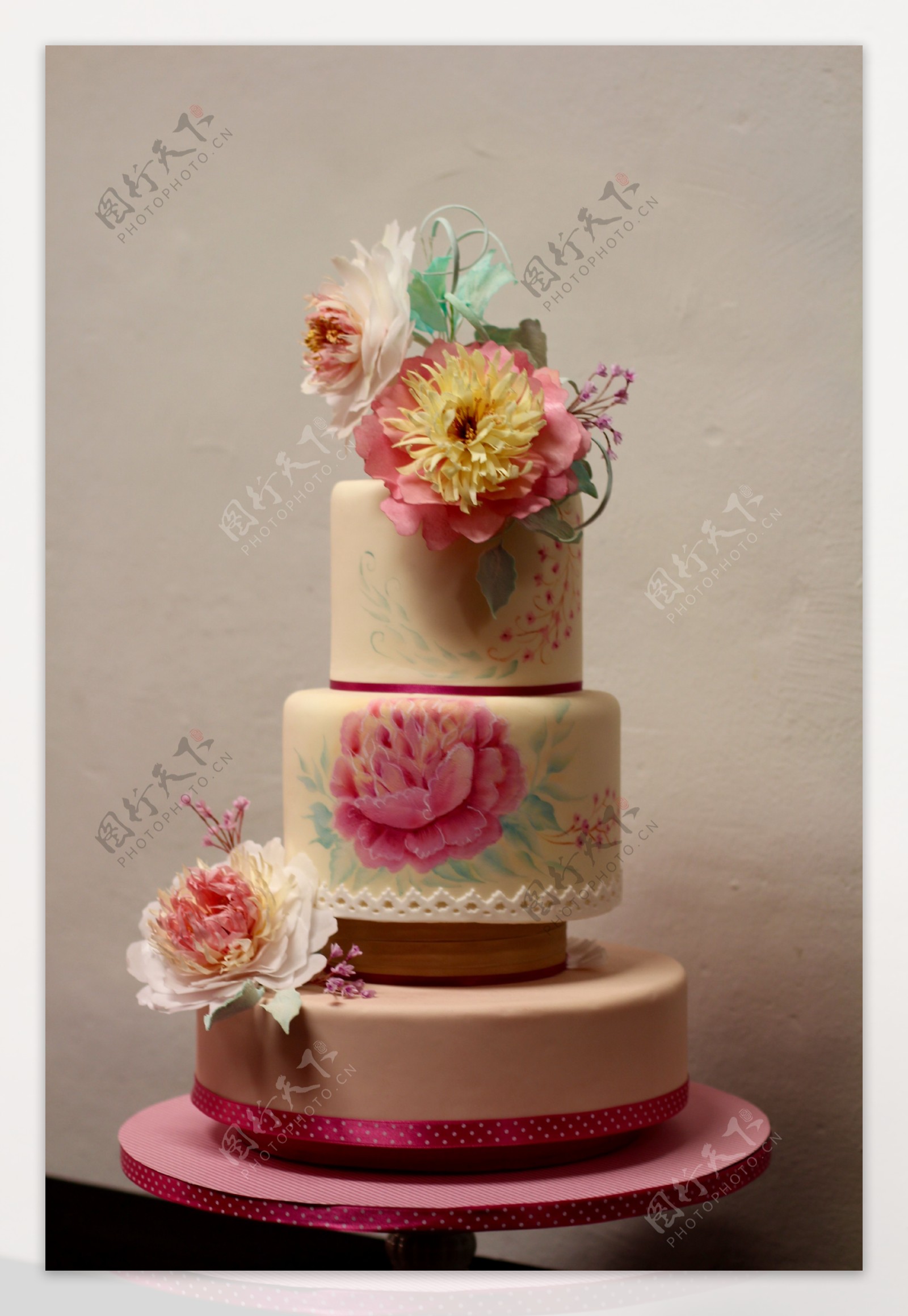 粉色婚礼蛋糕图片