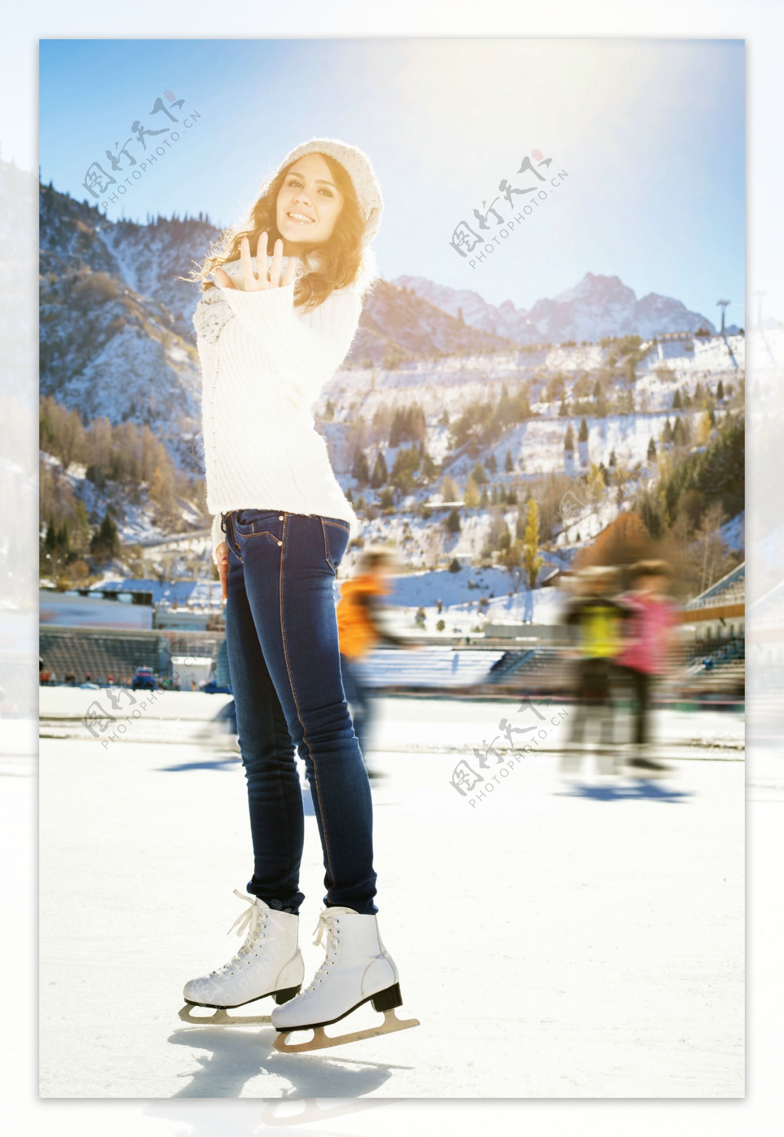 溜冰的时尚女人图片