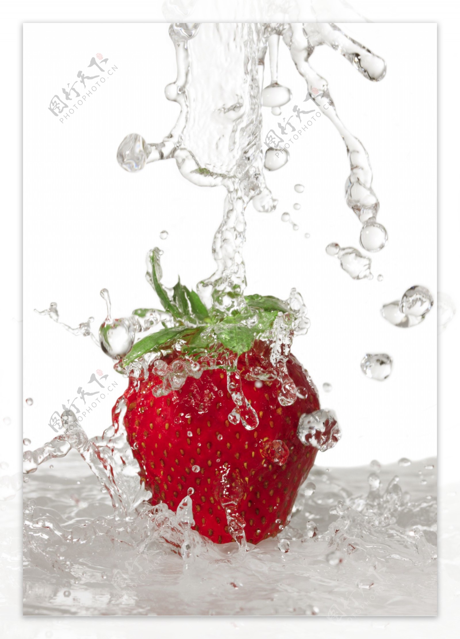 草莓与动感的水