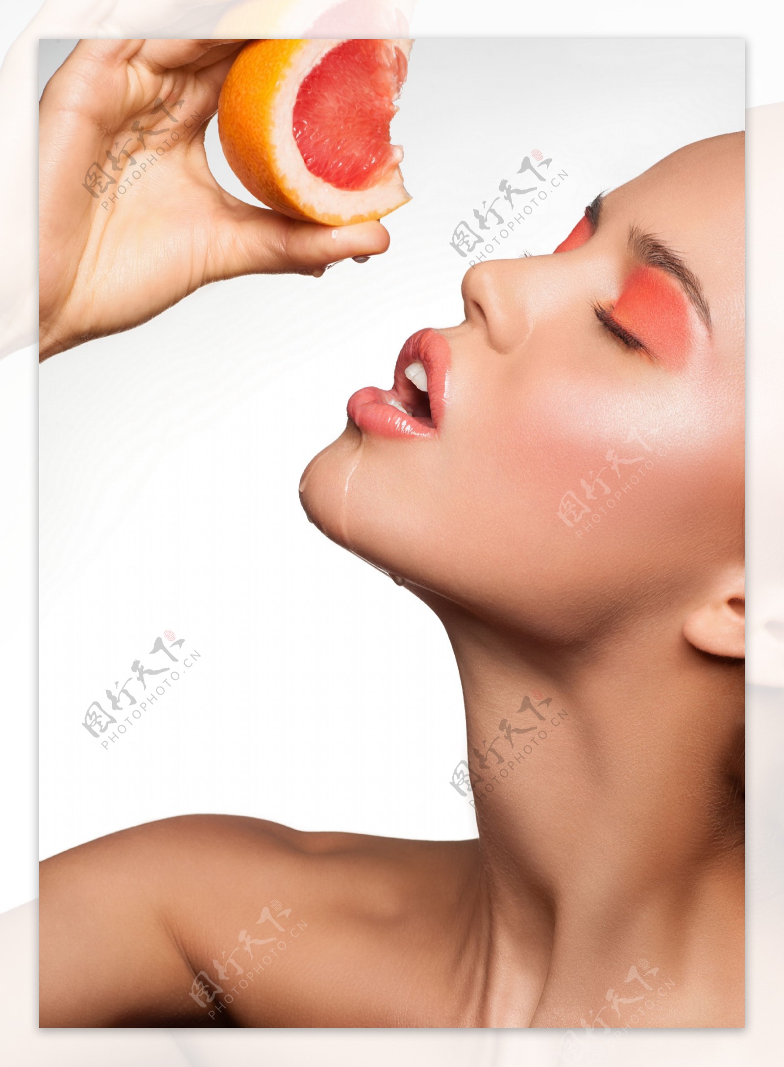 手拿橙子的性感美女图片