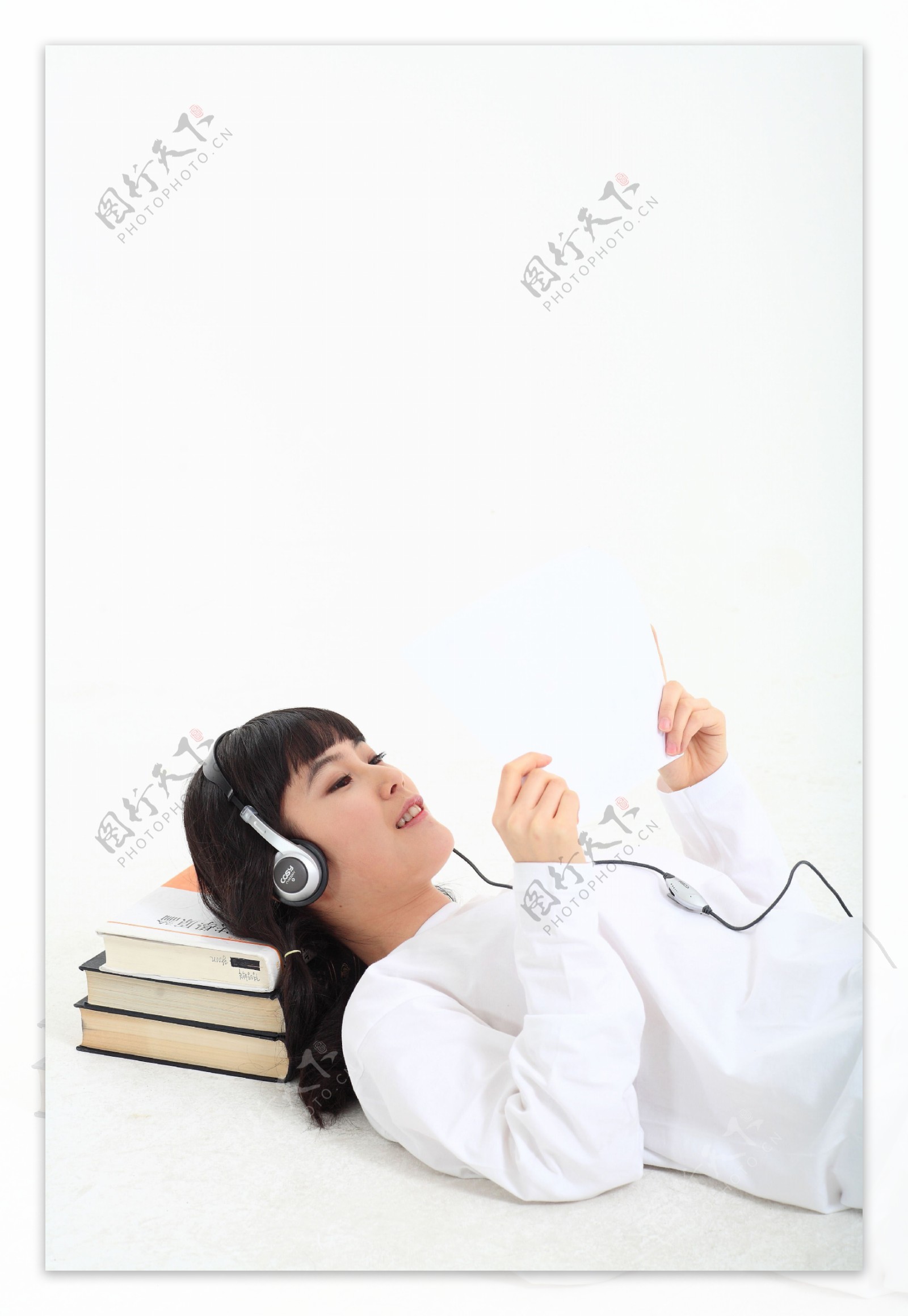 躺着看书学习的韩国美女图片