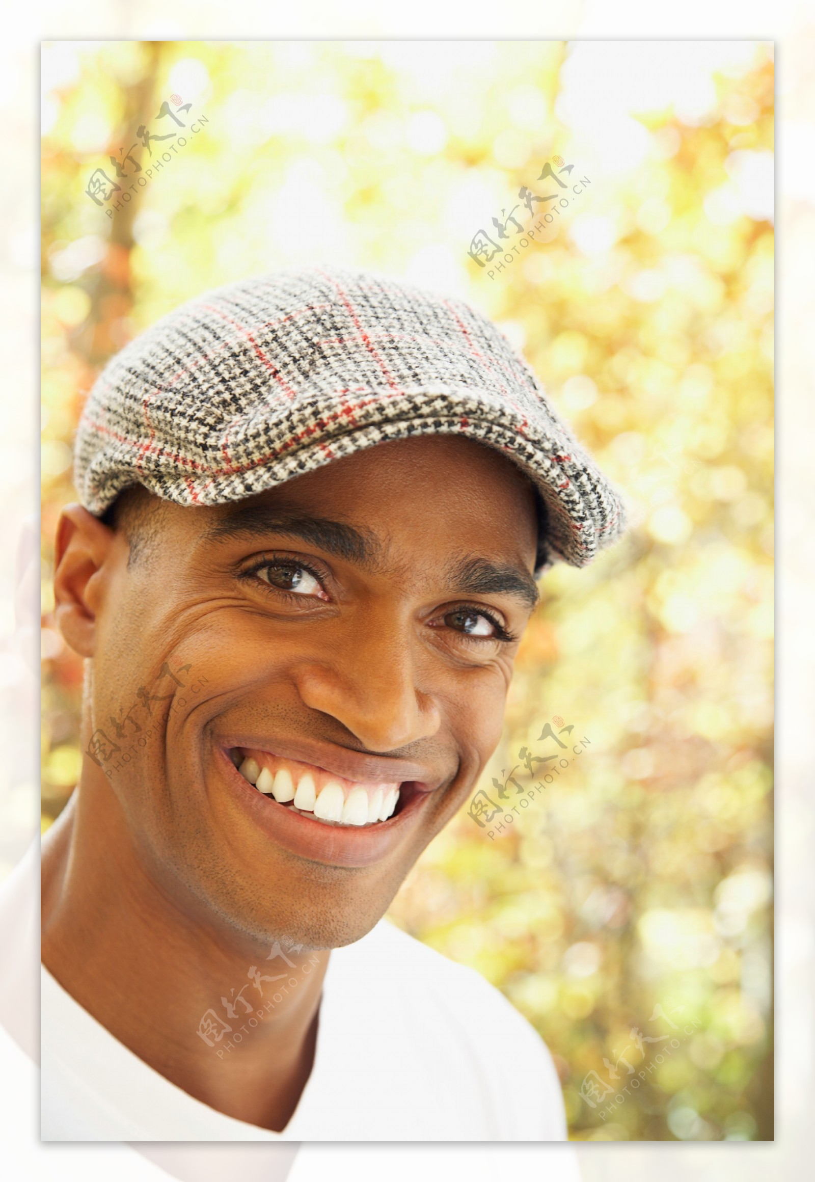 微笑的黑人男性图片