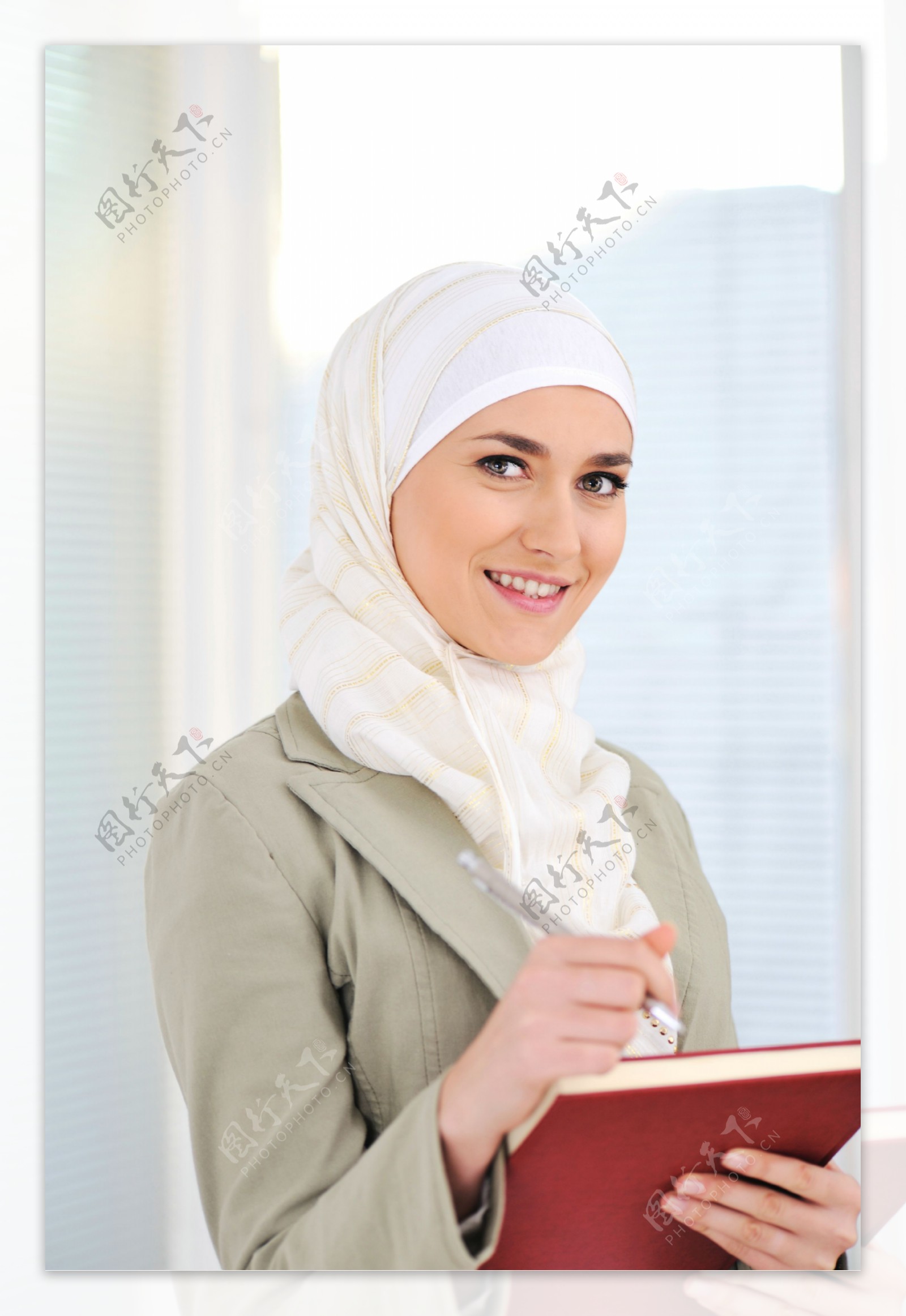 抱着书本的阿拉伯美女图片