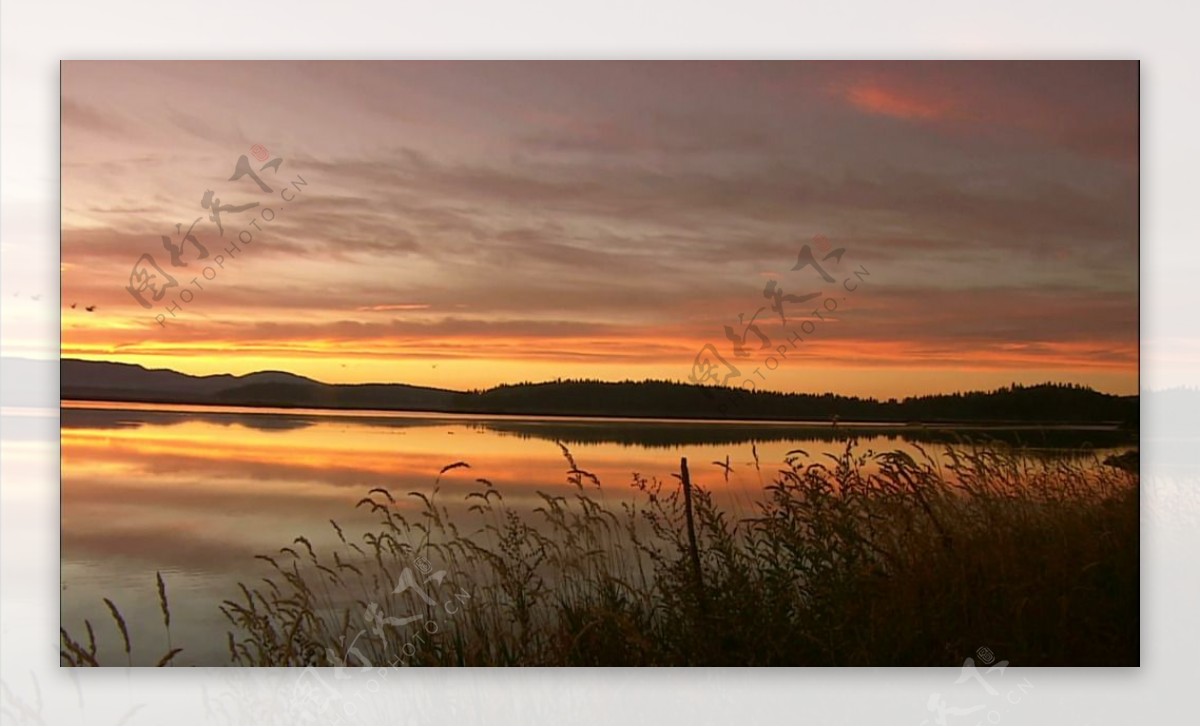 夕阳下的自然风光湖面大景