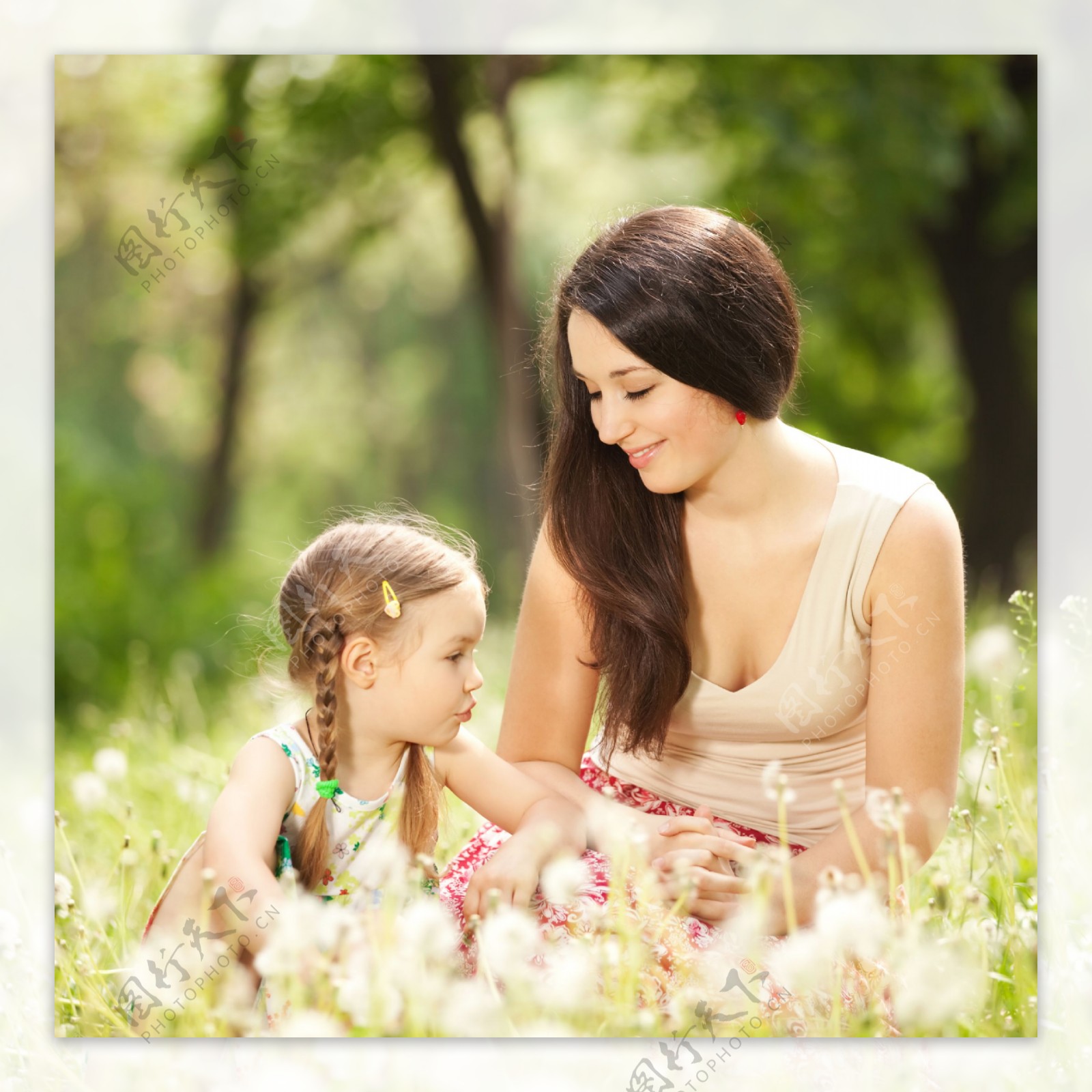 草地里的外国妈妈和女儿图片