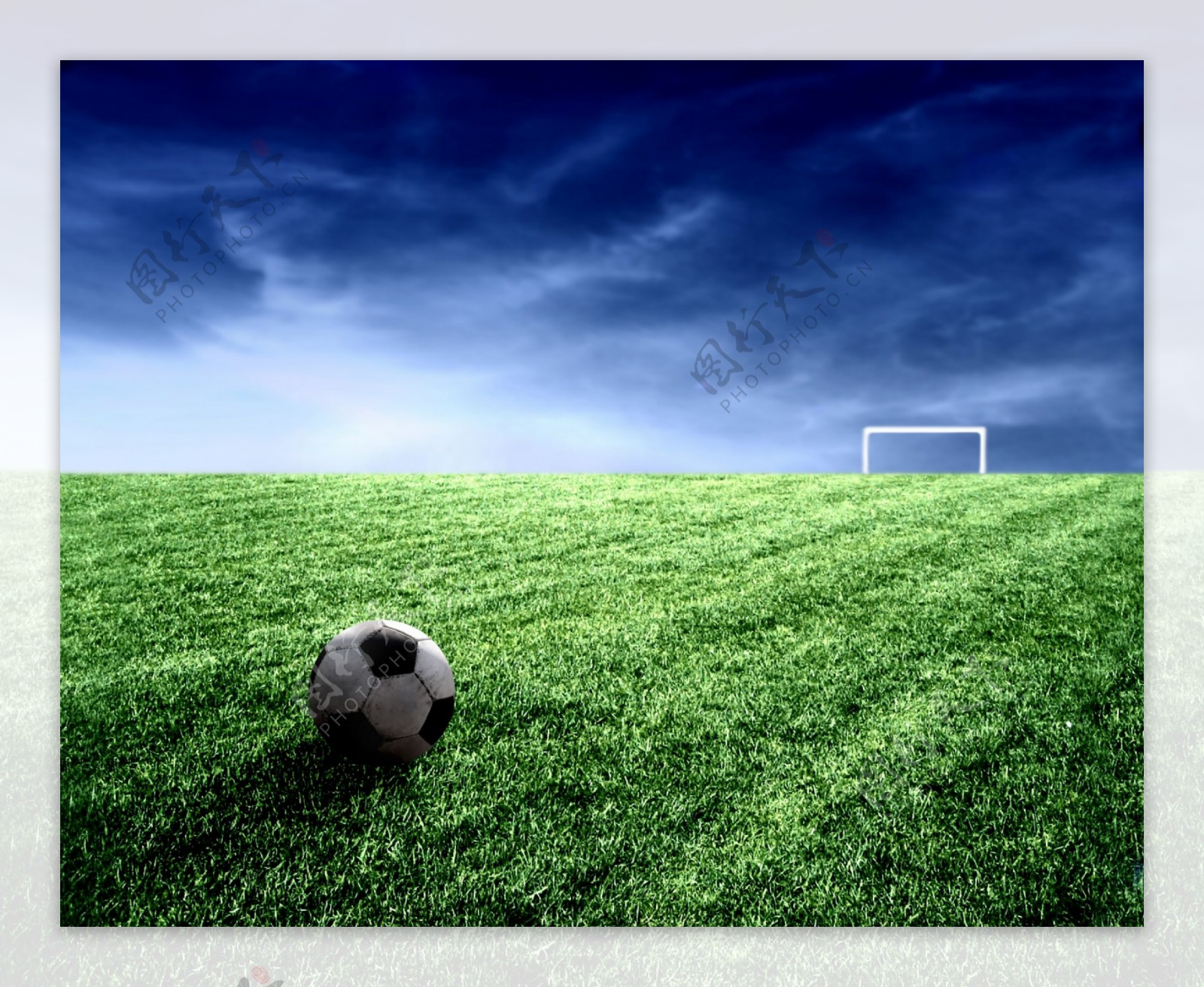 绿草地球场上的足球图片