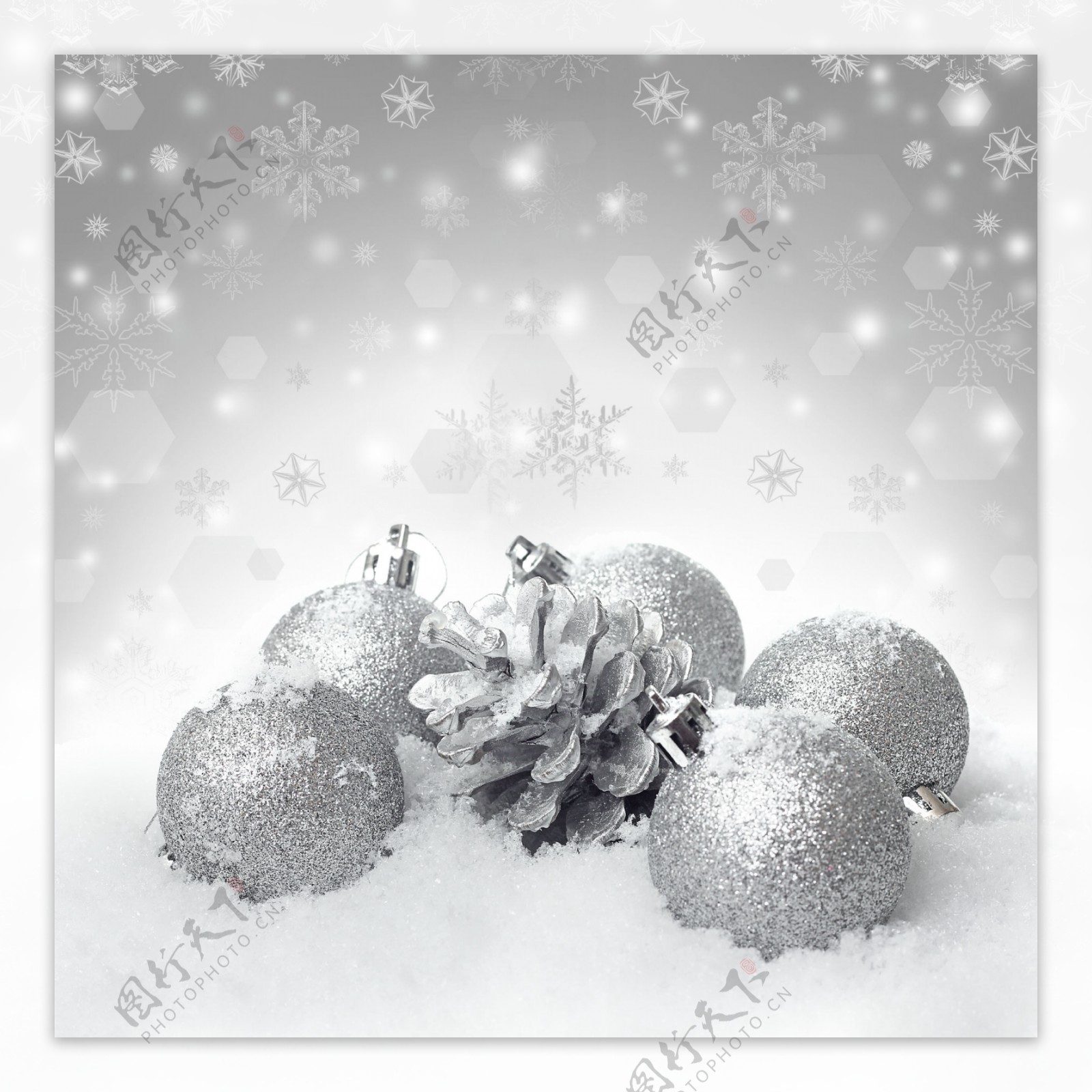银色圣诞球与雪花背景图片