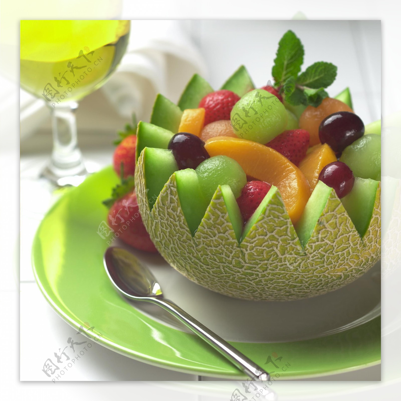 哈密瓜里的水果沙拉图片