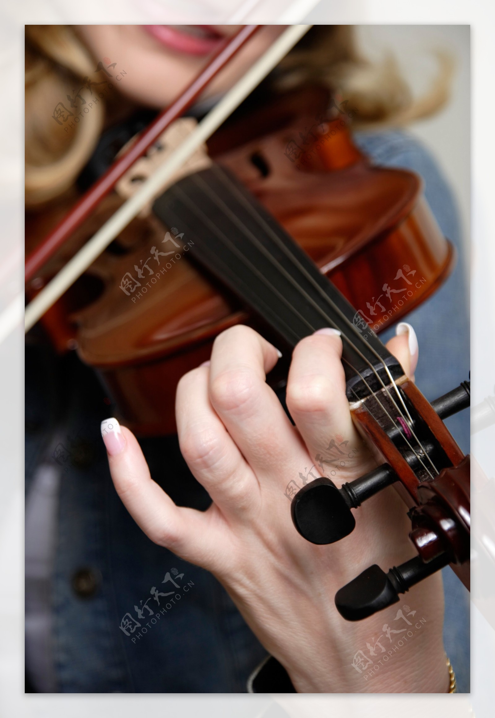 拉小提琴美女图片