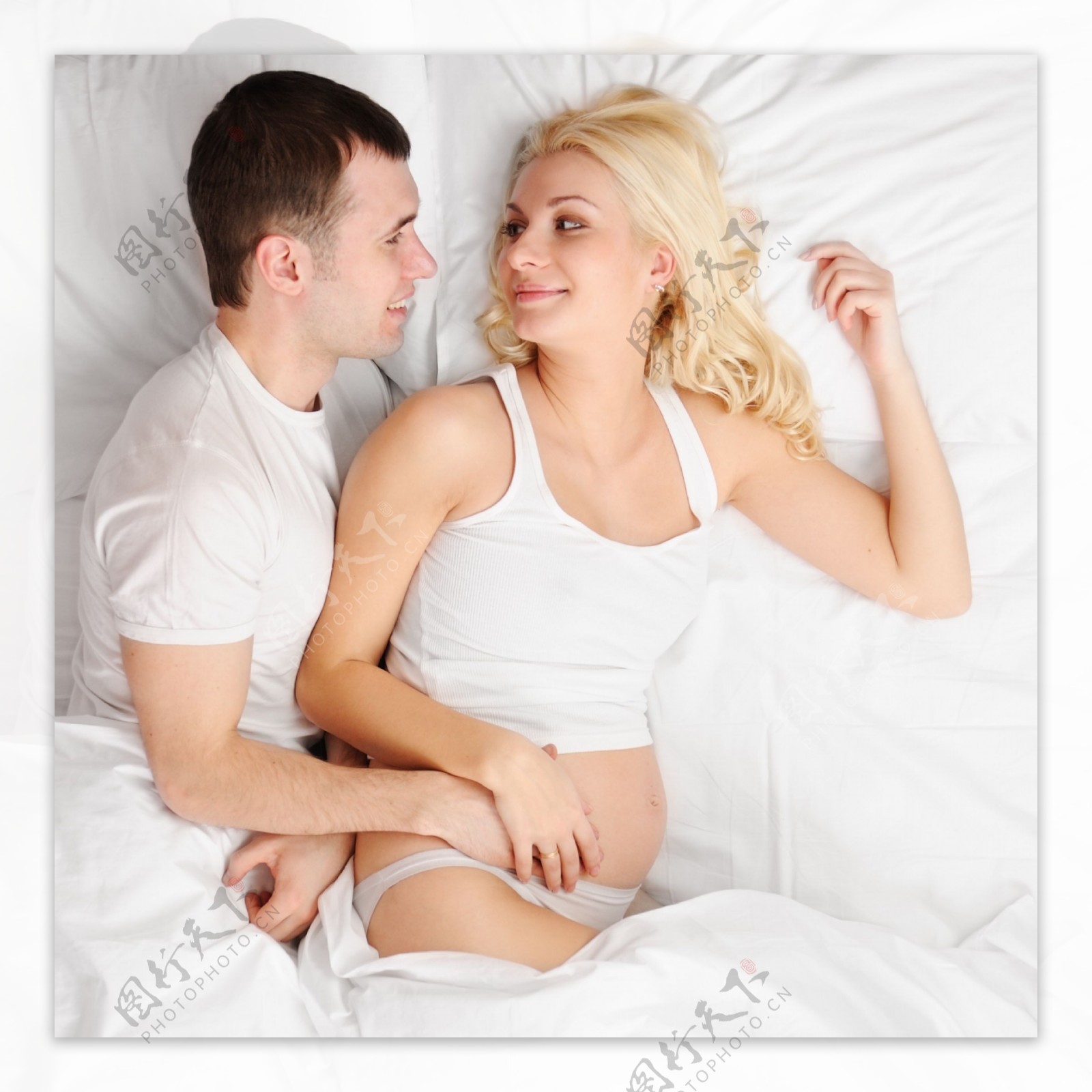床上的情侣图片