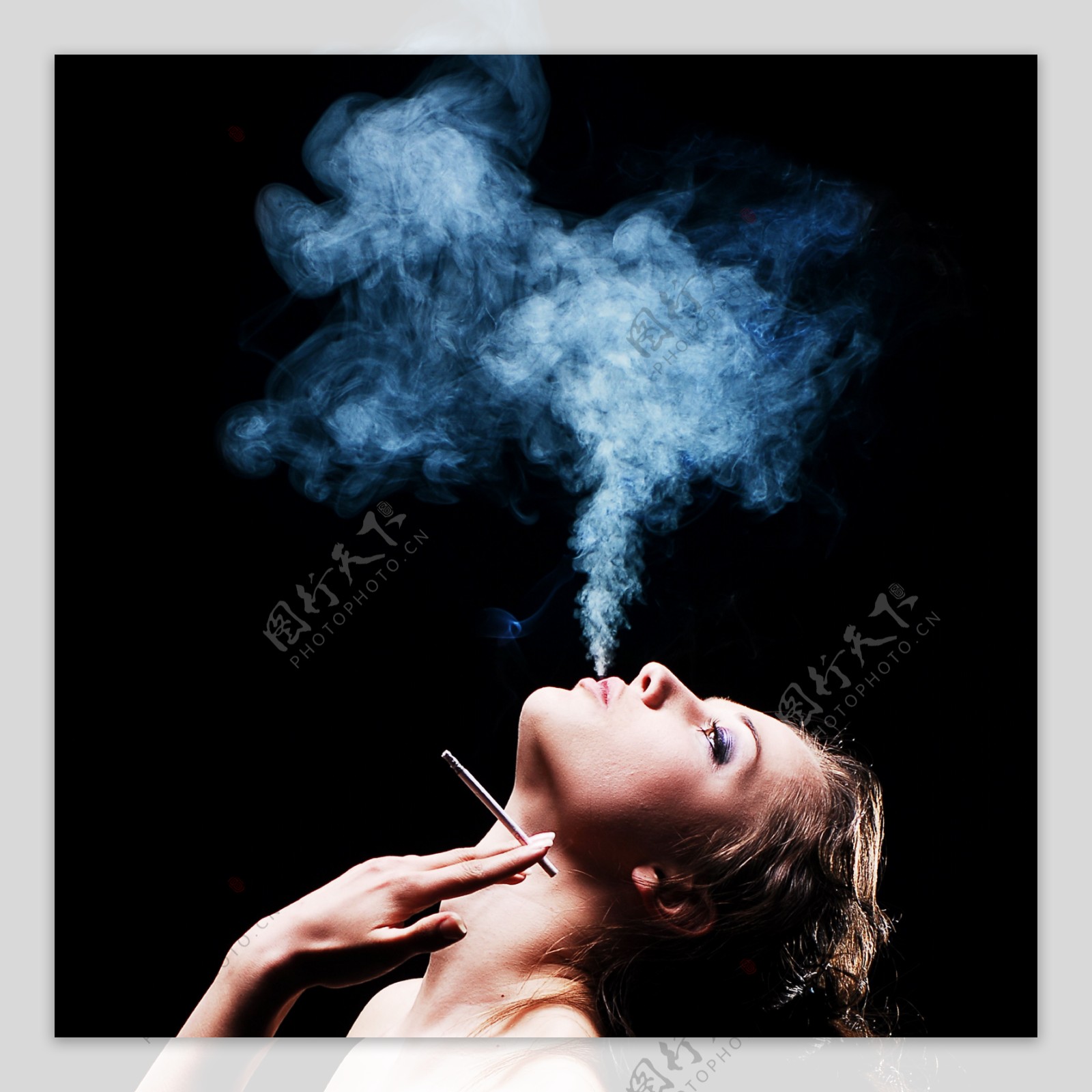吸烟的性感美女图片