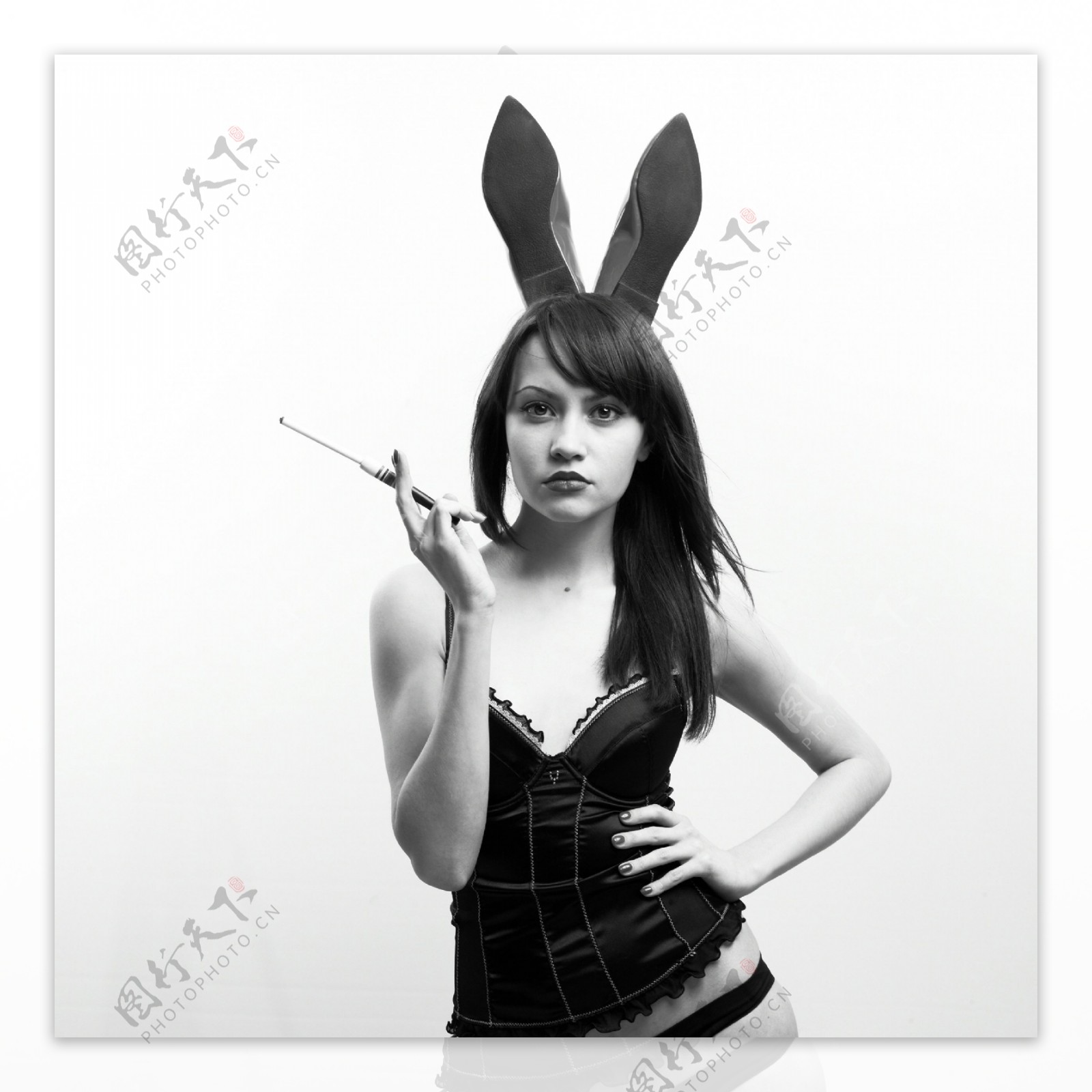吸烟的兔女郎图片