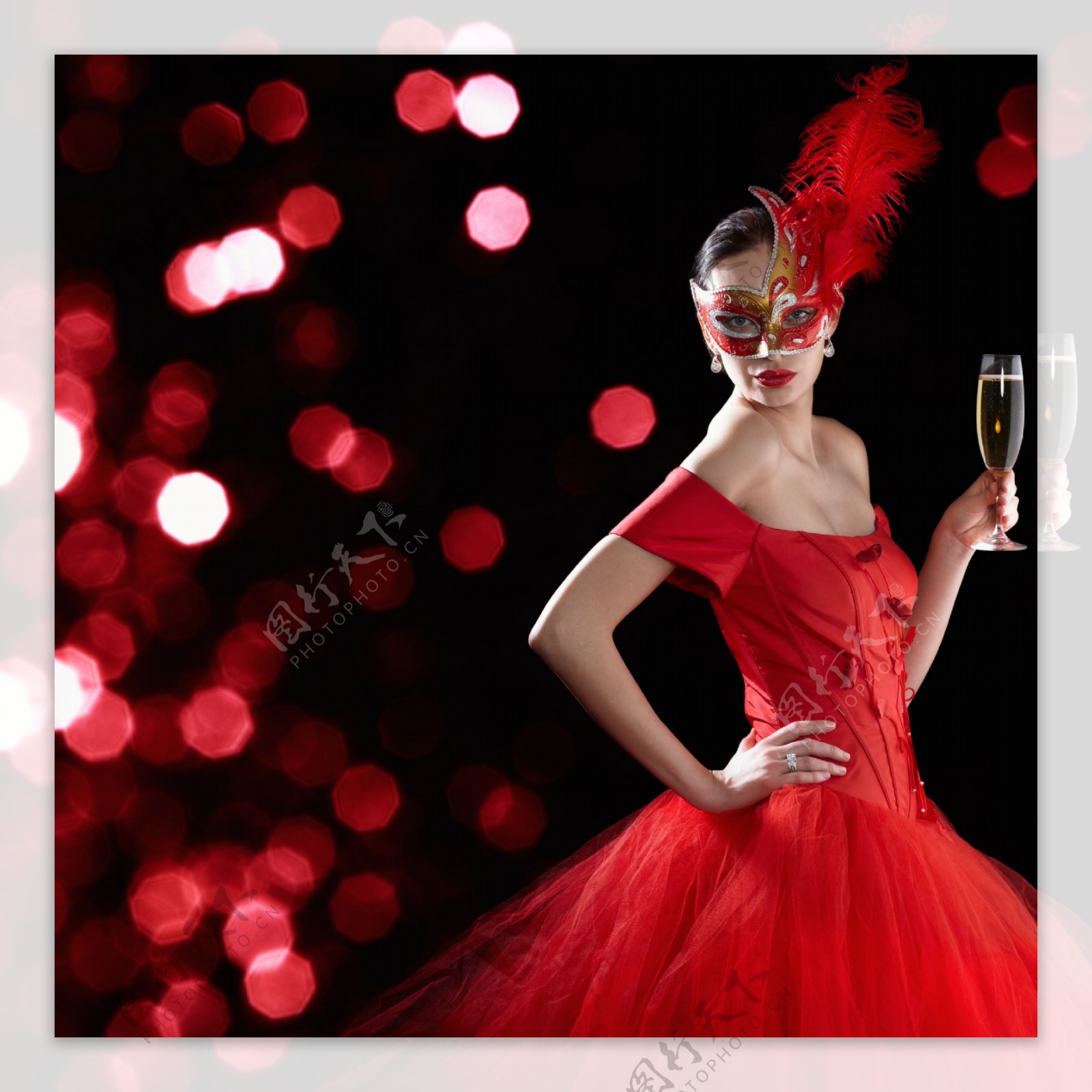 拿着香槟的红裙美女图片