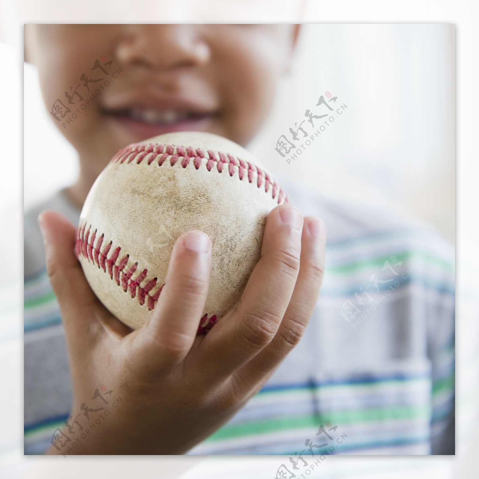捧着棒球的男孩图片