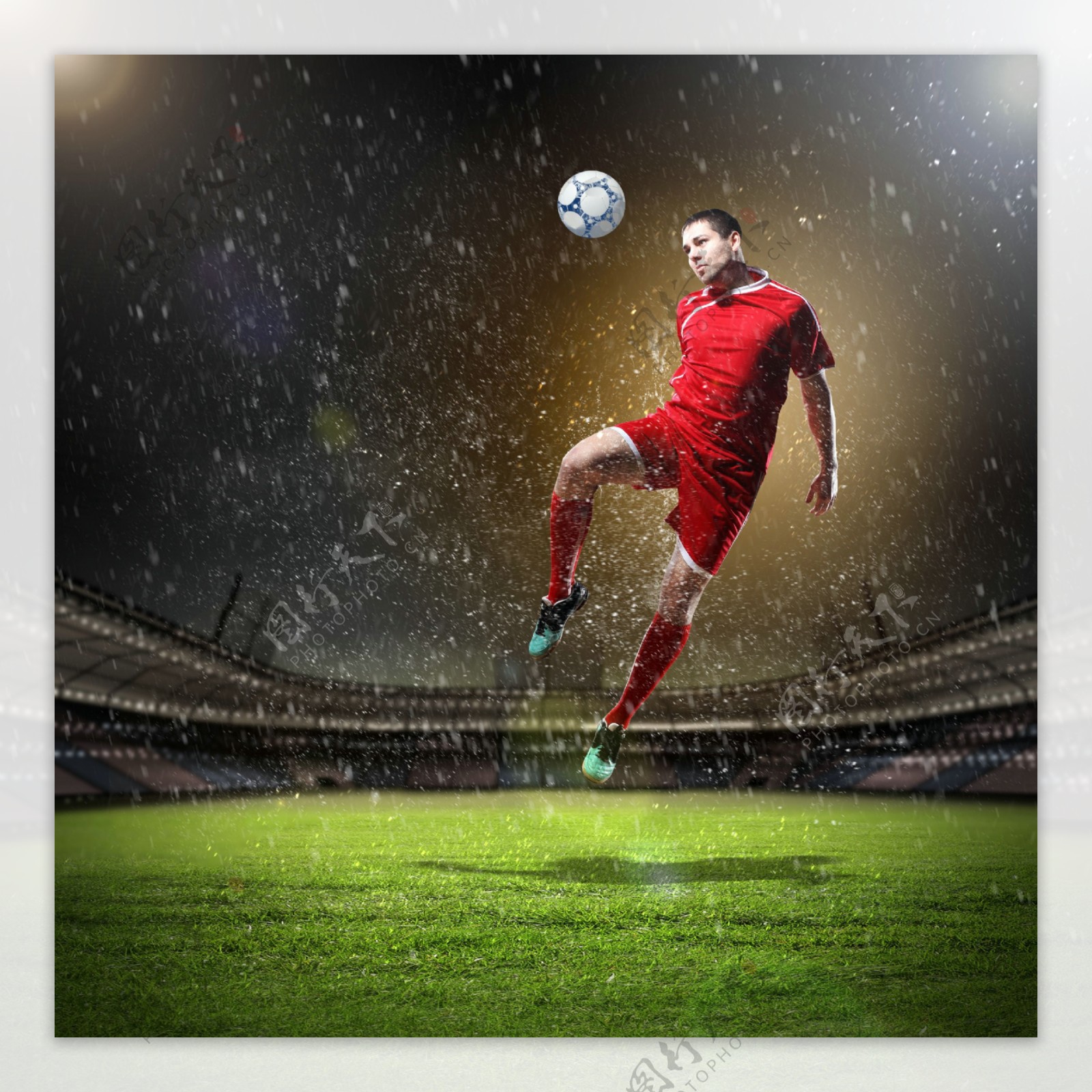 踢足球跳跃的运动员图片