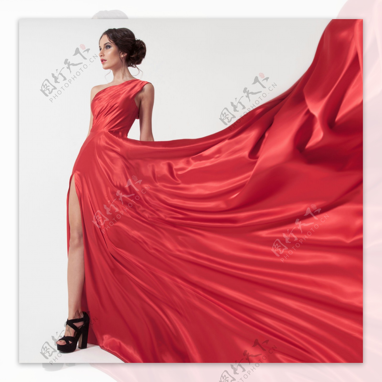 舞动的红色裙子美女图片