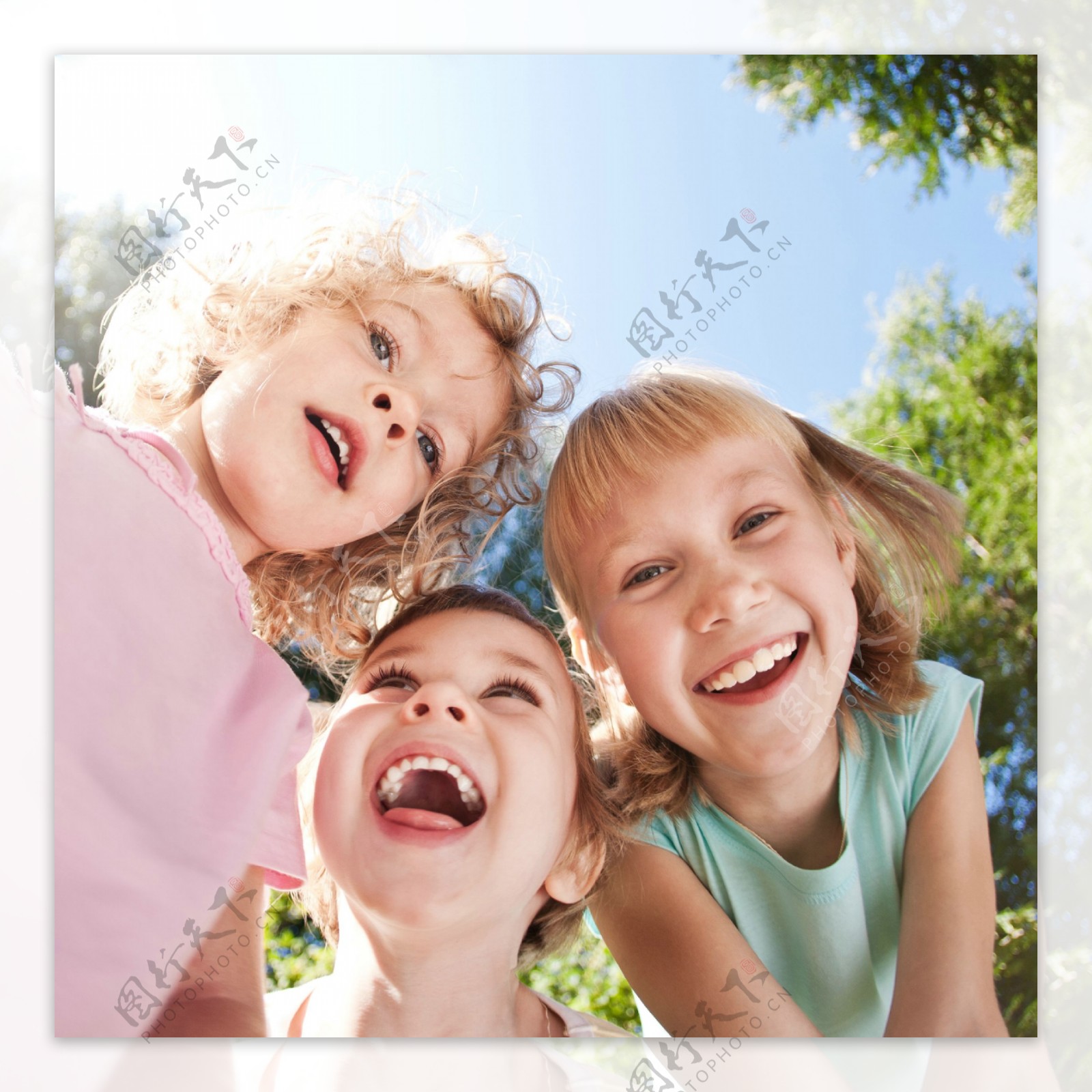 三个开心的小女孩图片