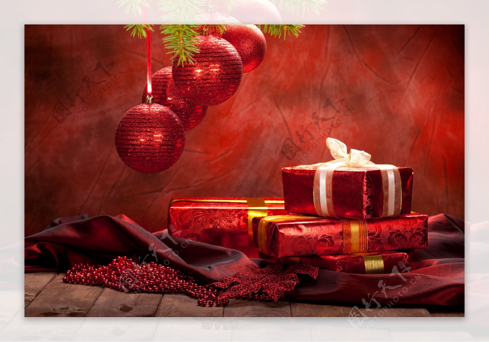 红色礼物与圣诞球图片