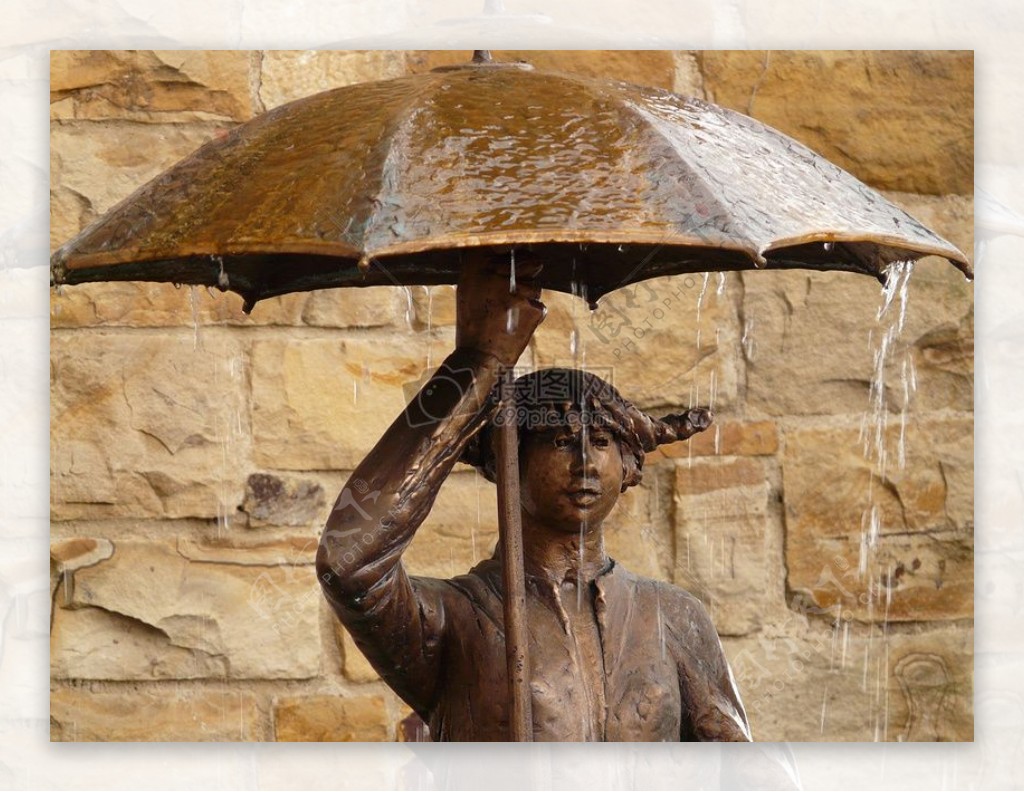 打伞的女子雕塑