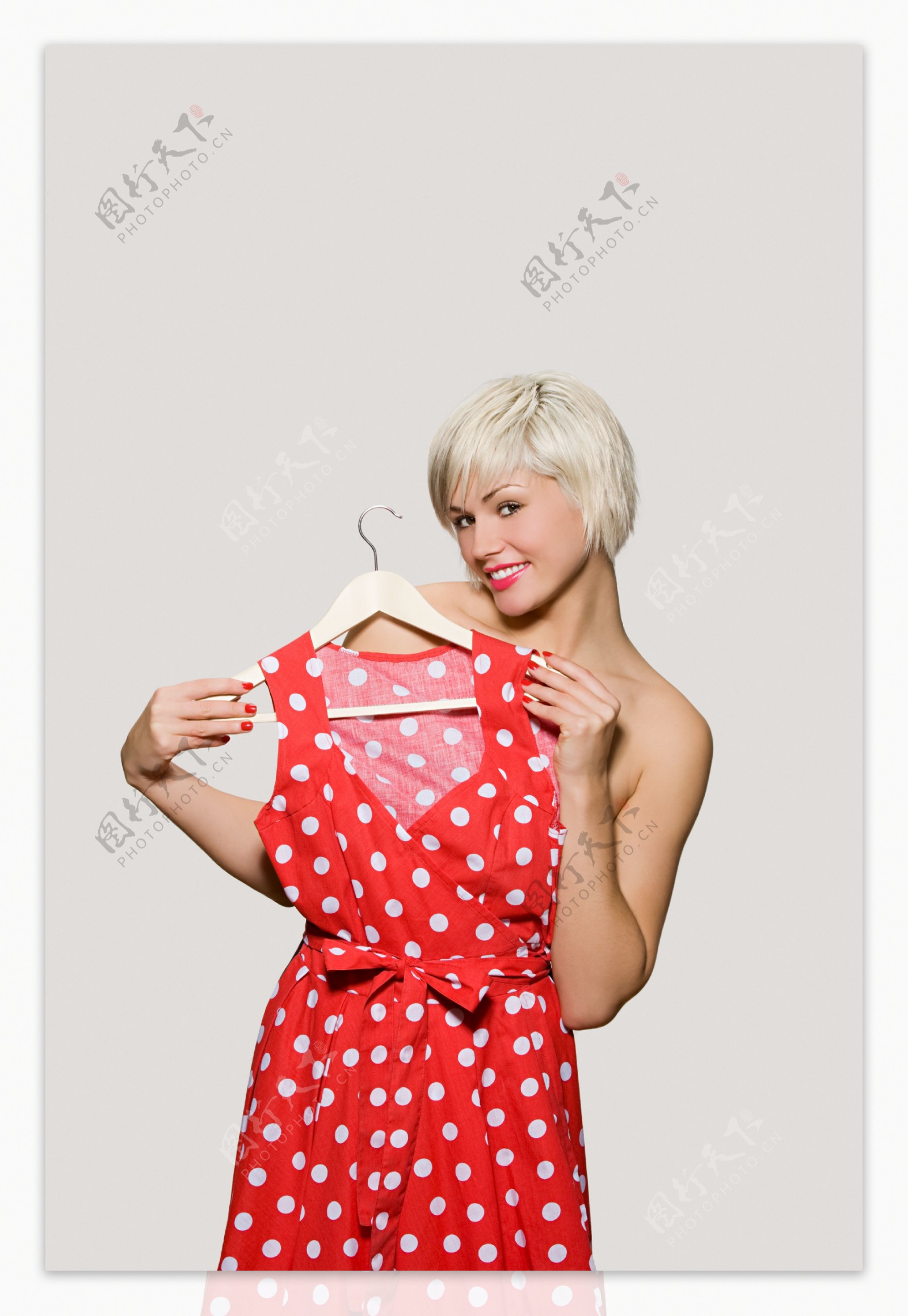 红裙子后面的笑脸女人图片图片
