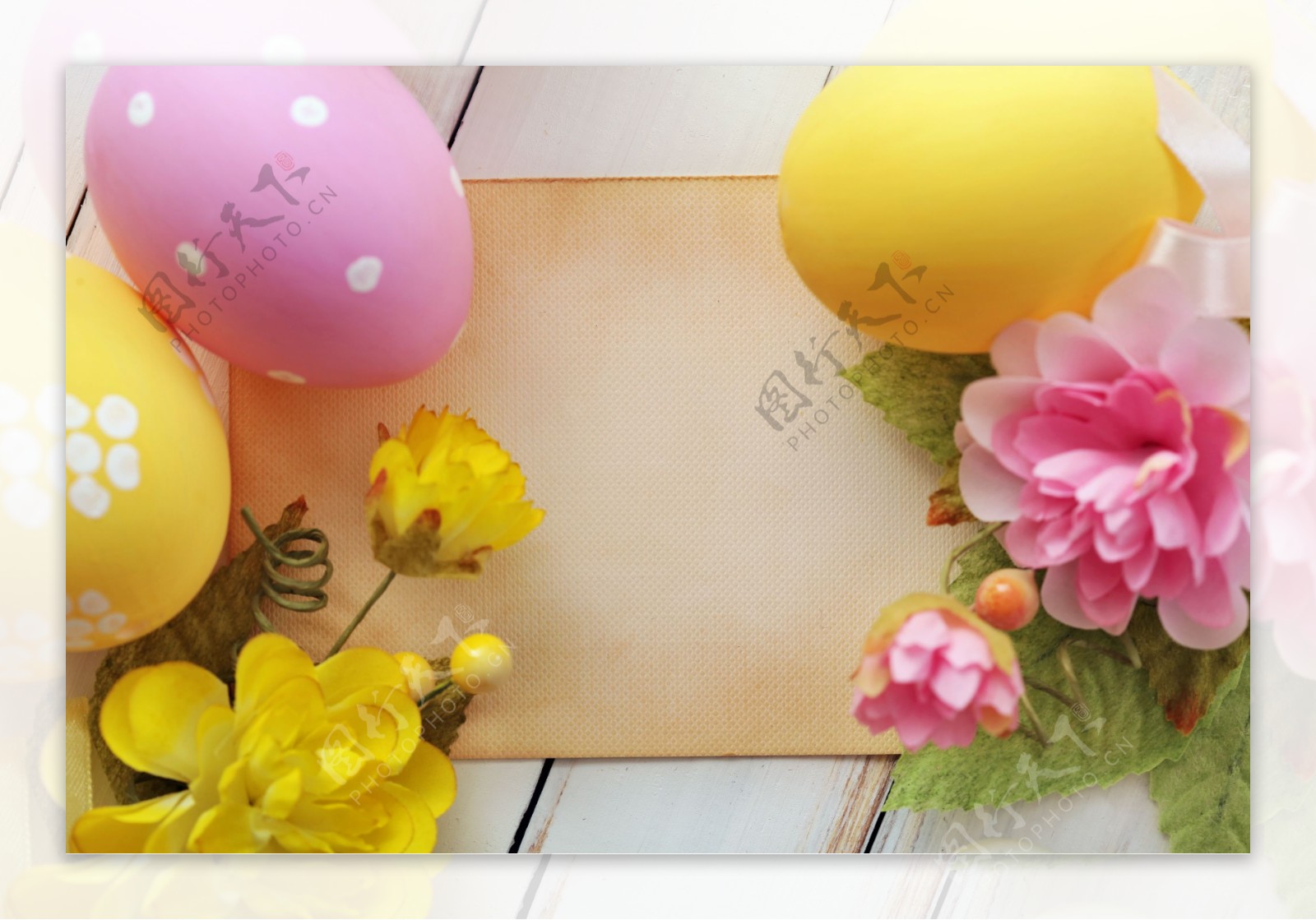复活节彩蛋与鲜花纸张背景图片