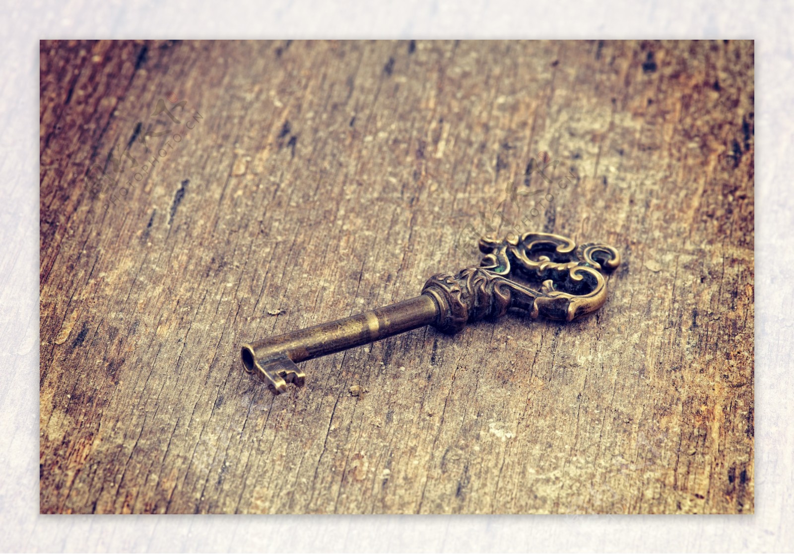 木板上的复古钥匙图片