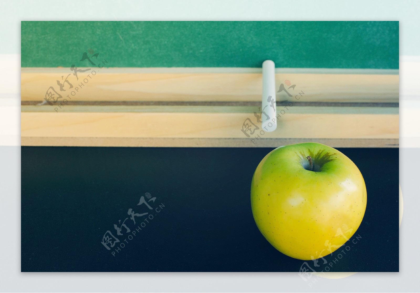 黑板下的青苹果图片