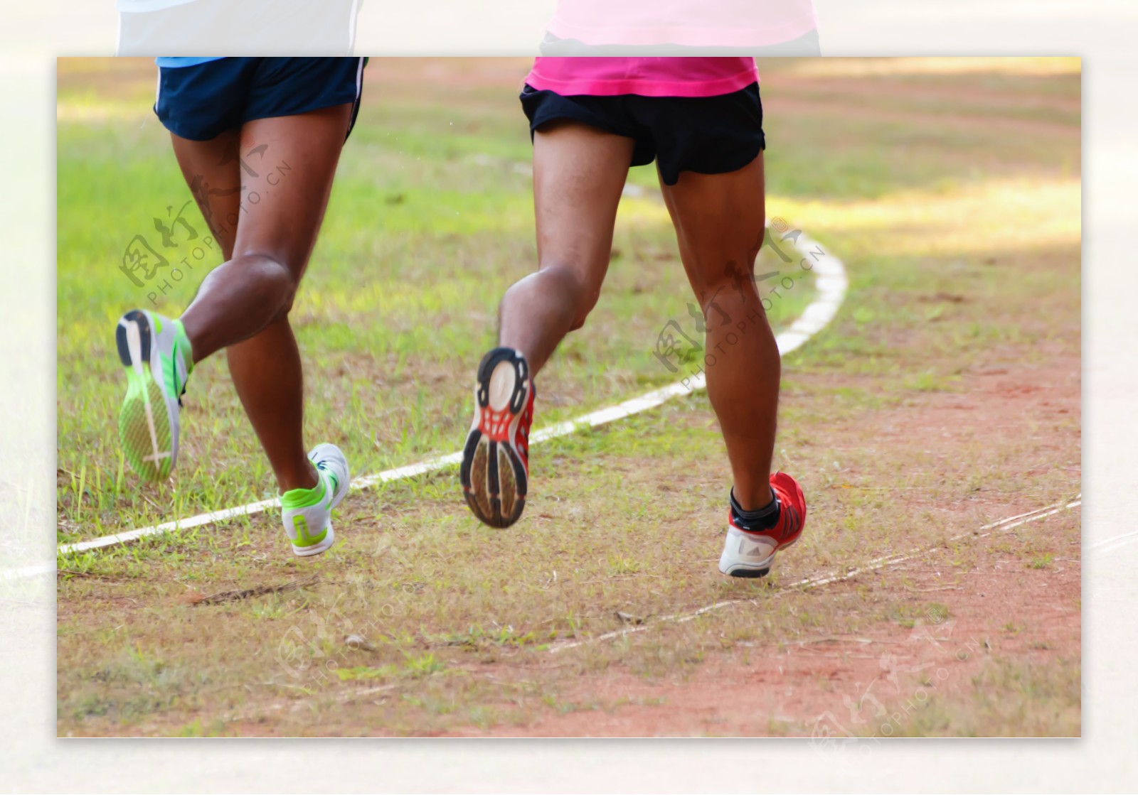 跑步的黑人运动员图片