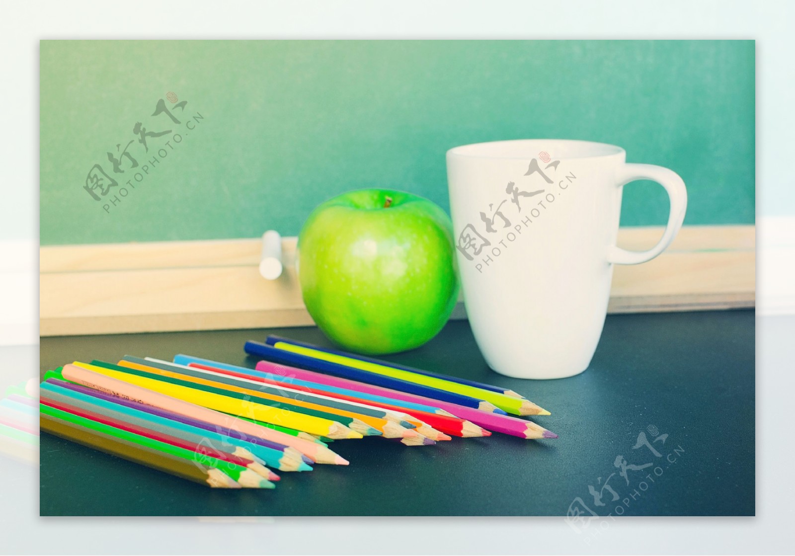 彩色铅笔与青苹果水杯图片