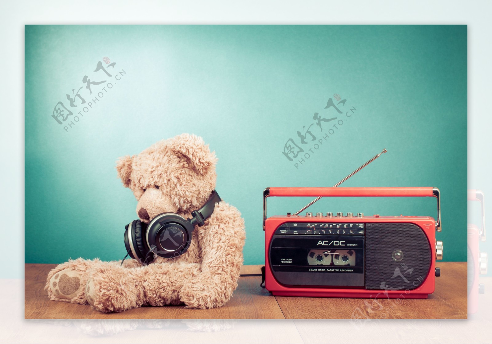 泰迪熊与老式录音机图片