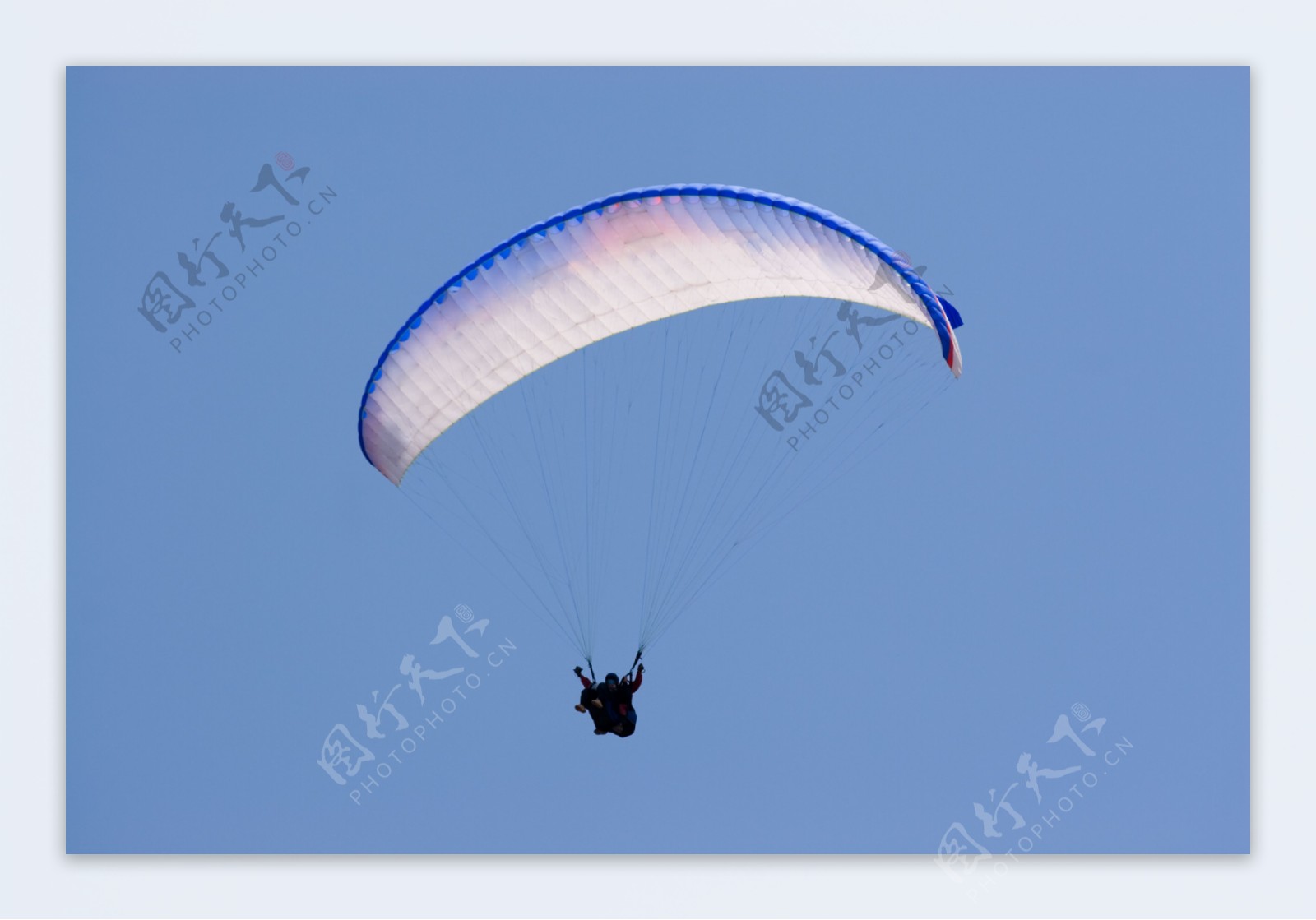 蓝天上的跳伞运动员图片