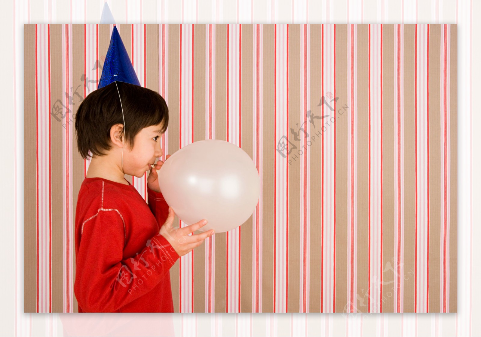 吹气球的小男孩图片