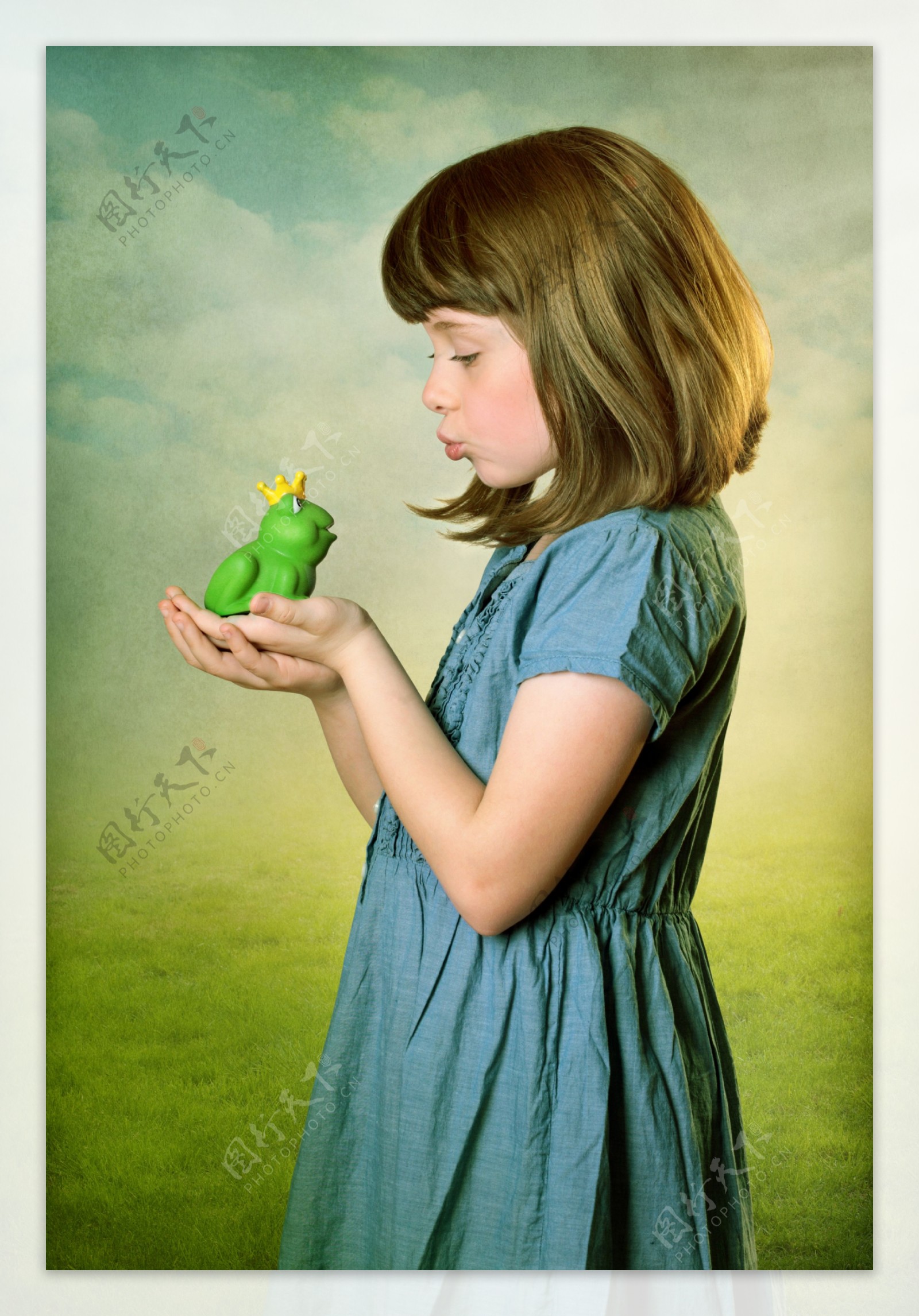 抱着青蛙玩具的小女孩图片