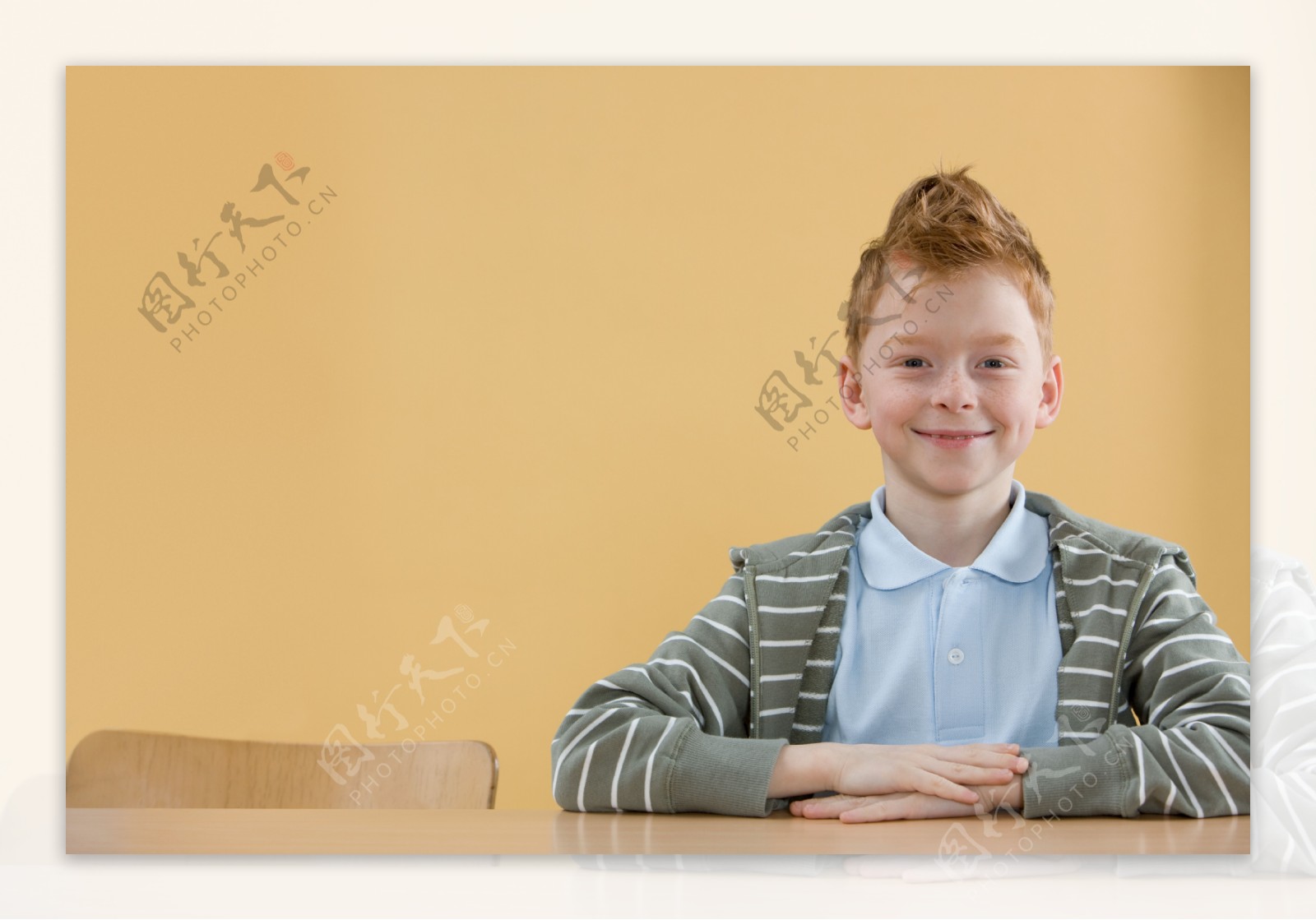 教室里坐着微笑的小学生图片