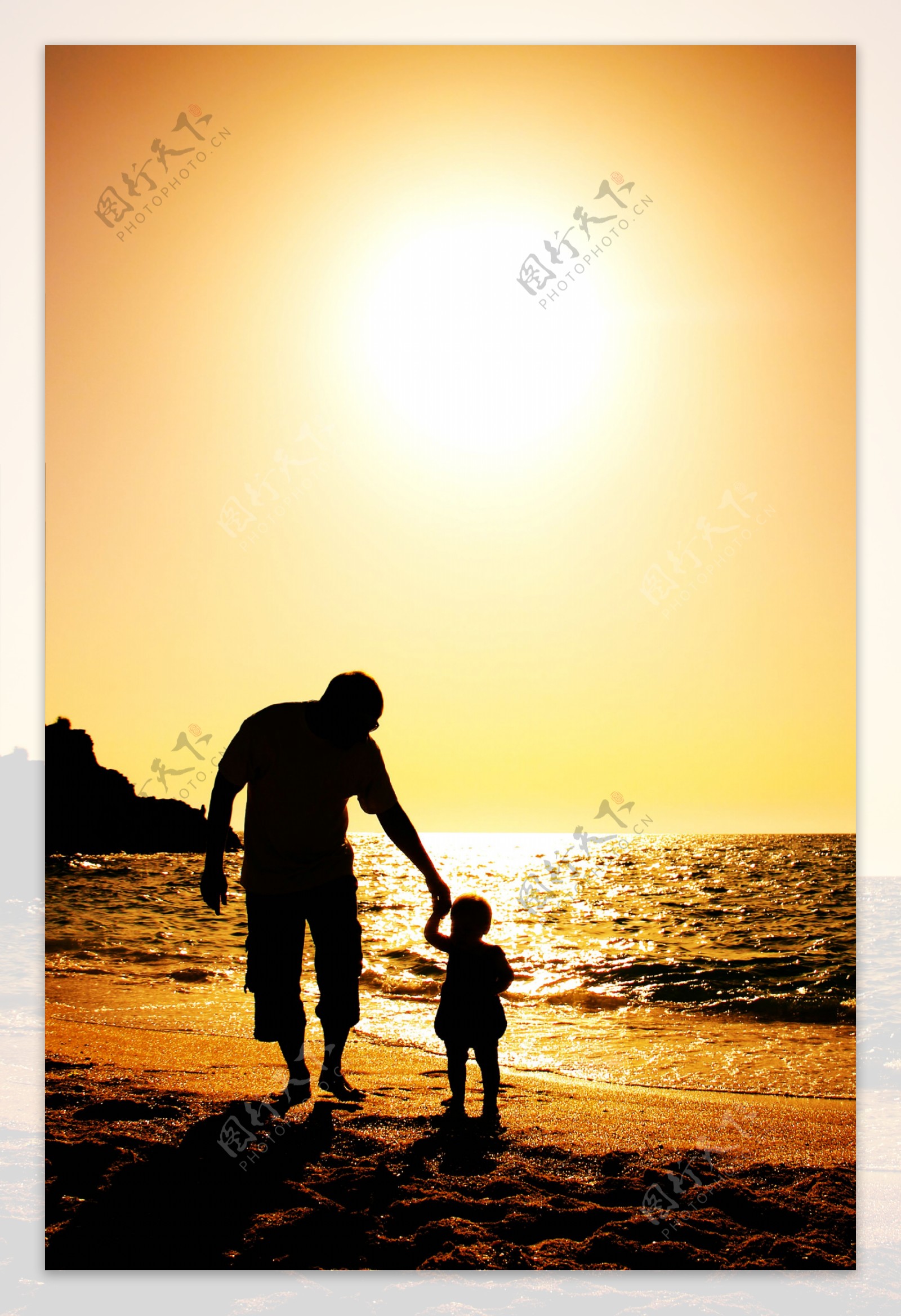 海边牵着孩子的父亲图片